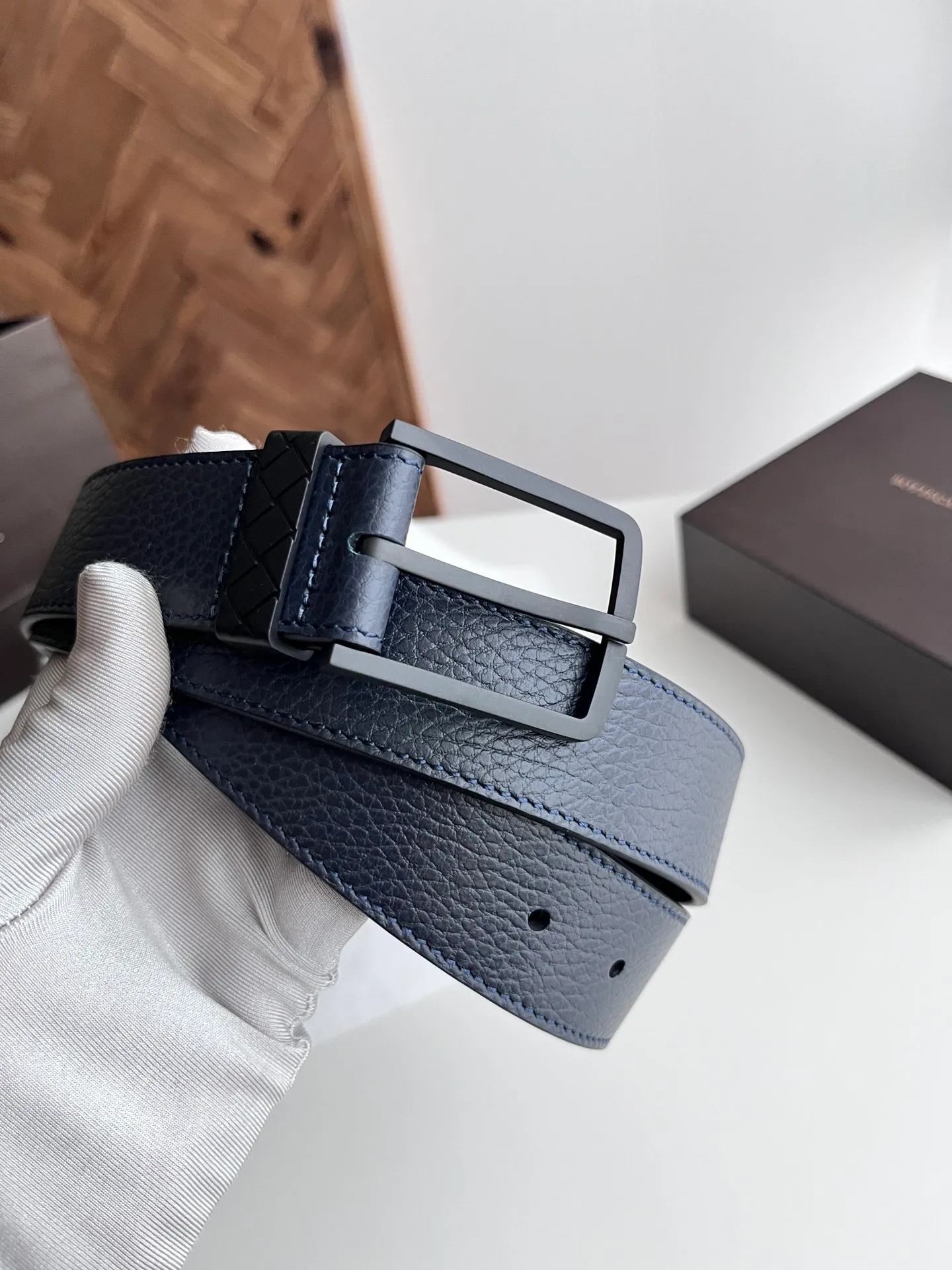 💰520💰Full package💰 💍Purchase grade BV 2024 latest men's belt Double-sided Italian original pebbled calfskin with slightly retro silver pin buckle Logo on the side The buckle is a woven plaid design Width 35MM