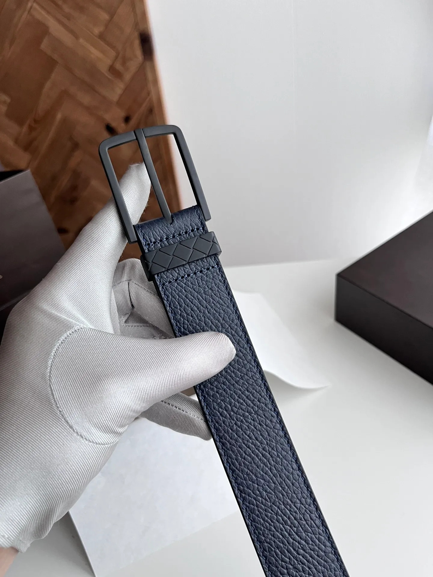 💰520💰Full package💰 💍Purchase grade BV 2024 latest men's belt Double-sided Italian original pebbled calfskin with slightly retro silver pin buckle Logo on the side The buckle is a woven plaid design Width 35MM
