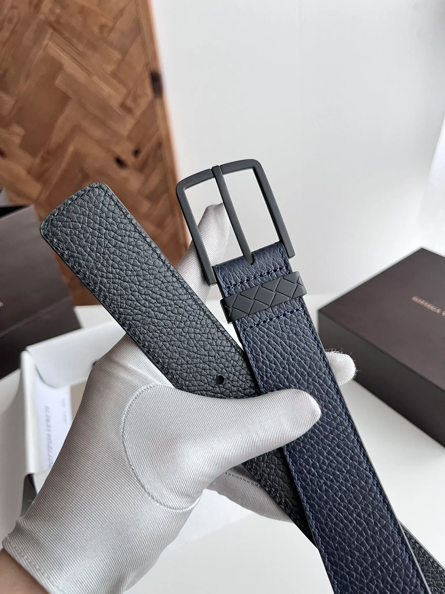 💰520💰Full package💰 💍Purchase grade BV 2024 latest men's belt Double-sided Italian original pebbled calfskin with slightly retro silver pin buckle Logo on the side The buckle is a woven plaid design Width 35MM