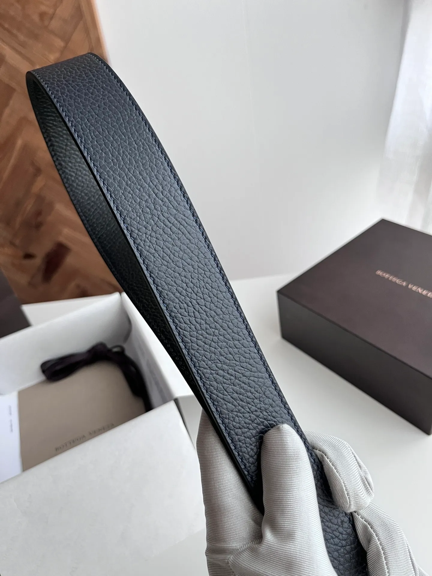 💰520💰Full package💰 💍Purchase grade BV 2024 latest men's belt Double-sided Italian original pebbled calfskin with slightly retro silver pin buckle Logo on the side The buckle is a woven plaid design Width 35MM