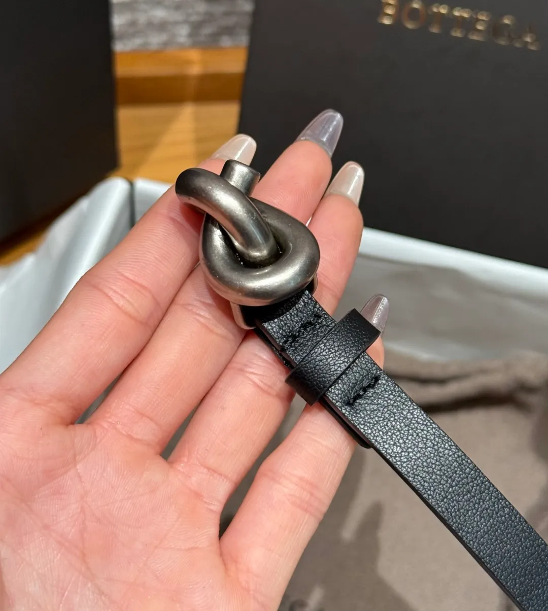 💰420💰Full package💰 💍Purchase level bv⚡️🌹Knot belt Italian luxury brand knot series belt, made of cow leather, with silver accessories, simple and recognizable, pin buckle opening and closing, super versatile for daily wear, continuing the brand's logo-free design and leather weaving technology, low-key luxury, must pay attention to details. Width: 1.2cm