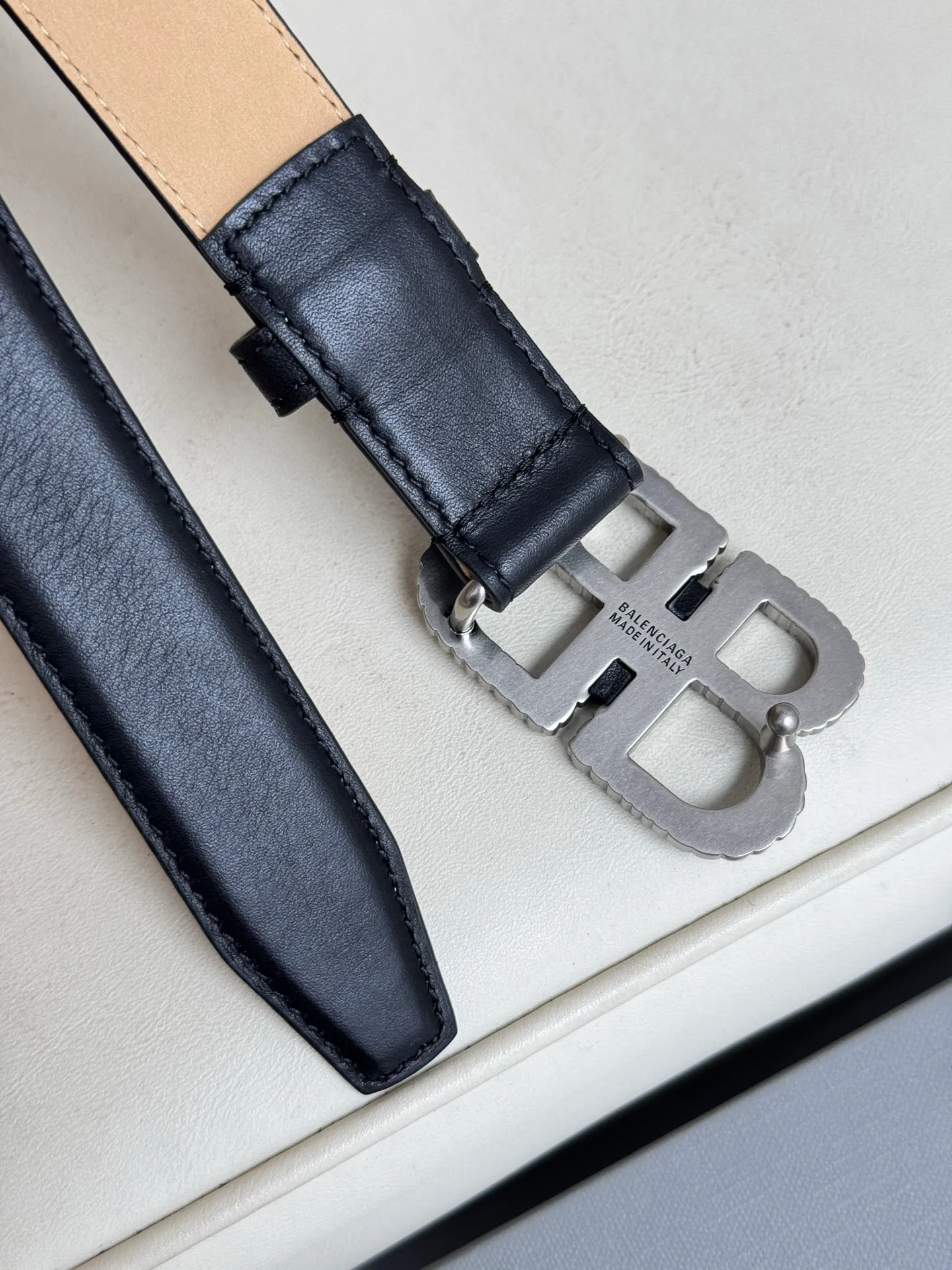 💰480💰Full package💰 💍Purchase level Balenciaga width 2.5cm is a French luxury brand, one of the most influential brands in the fashion industry. The designer originates from: urban fashion trend and unique design style, made of imported calfskin; paired with pure copper retro hardware to make it more attractive. A versatile product worth owning
