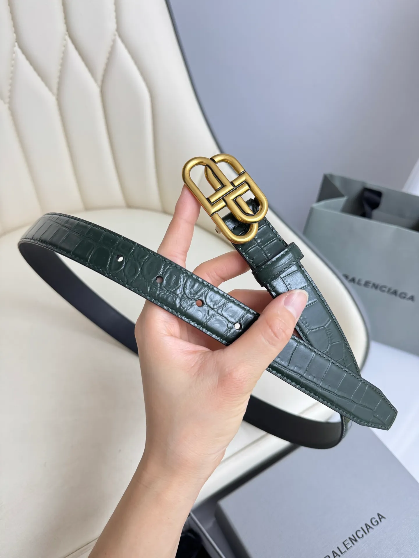 💰460💰Full package💰 💍Purchase level Balenciaga width 2.5cm is a French luxury brand, one of the most influential brands in the fashion industry. The designer originates from: urban fashion trend and unique design style, made of imported calfskin; paired with pure copper retro hardware to make it more attractive. A versatile product worth owning