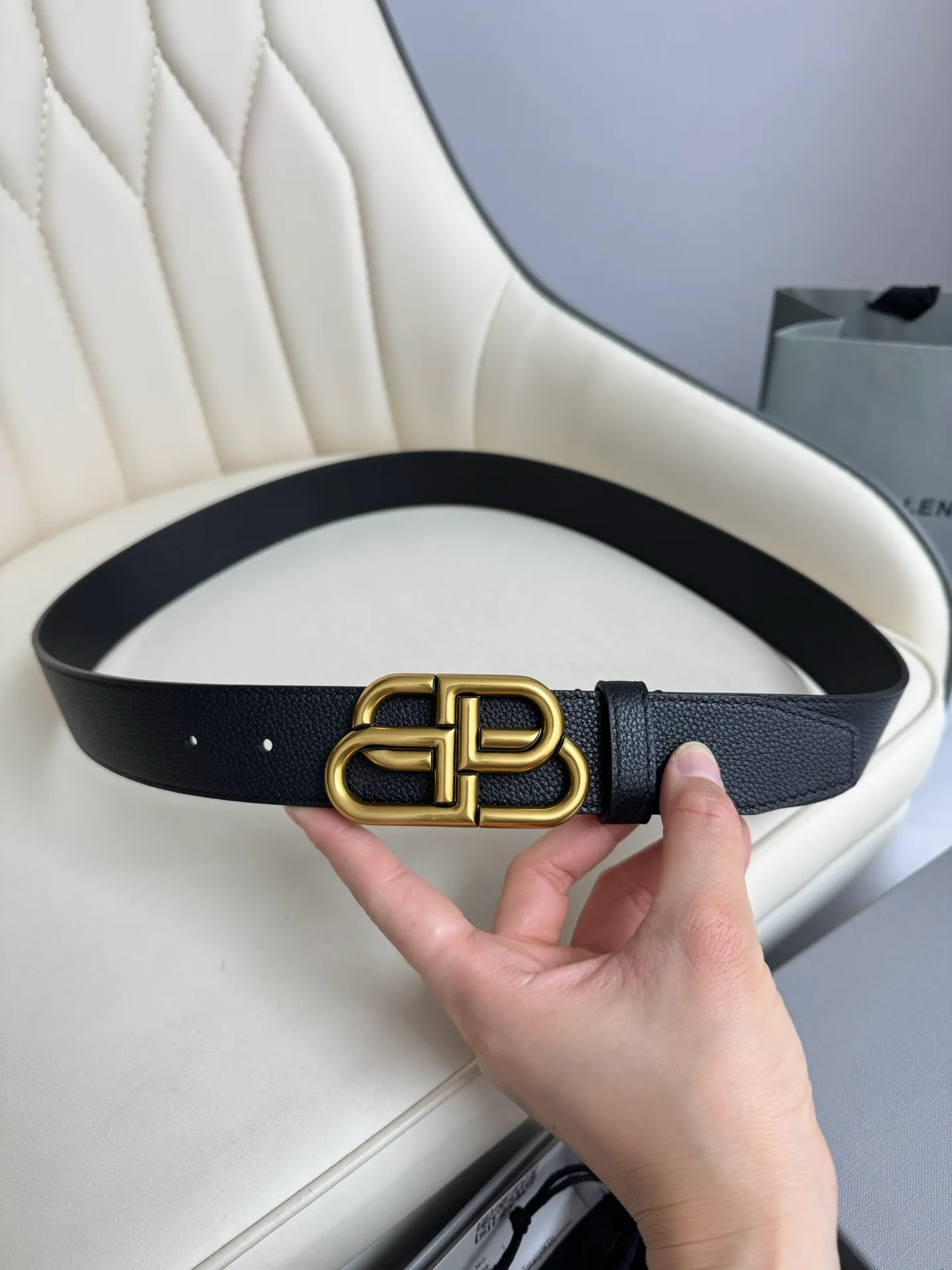 💰480💰Full package💰 💍Purchase level Balenciaga⚡️🌹Width 3.5cm It is a French luxury brand, as one of the most influential brands in the fashion industry⚡️🌹The designer originates from: urban fashion trend. Unique design style, made of imported calfskin⚡️🌹Paired with pure copper retro hardware, making it more attractive. A versatile product worth owning