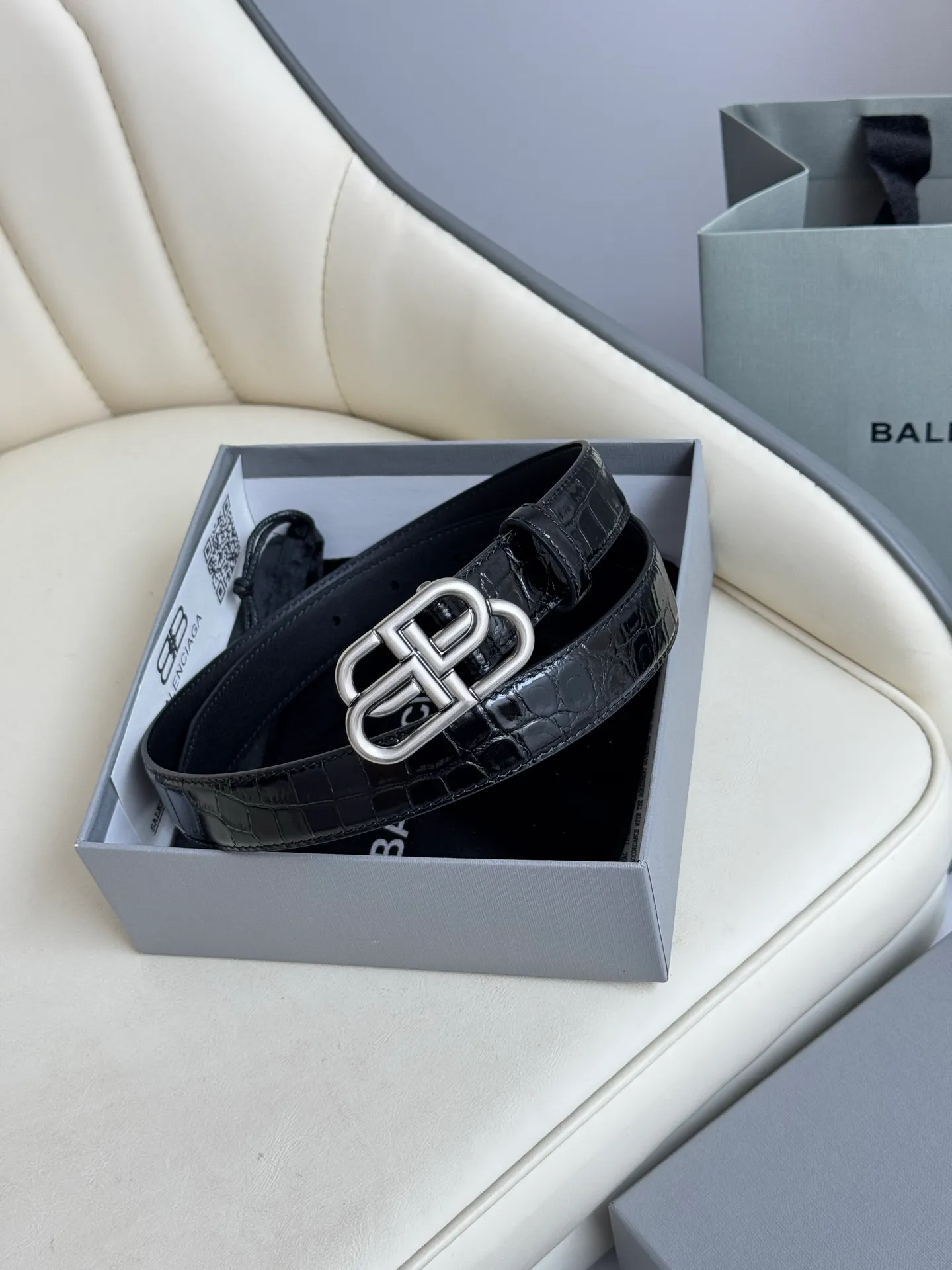 💰460💰Full package💰 💍Purchase level Balenciaga width 2.5cm is a French luxury brand, one of the most influential brands in the fashion industry. The designer originates from: urban fashion trend and unique design style, made of imported calfskin; paired with pure copper retro hardware to make it more attractive. A versatile product worth owning