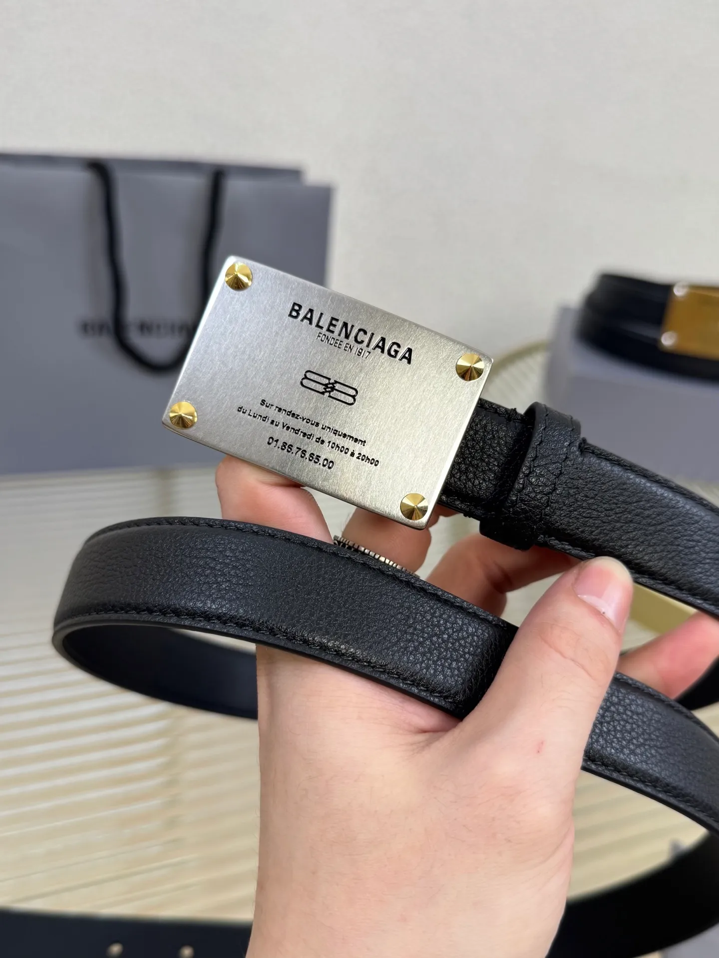 💰440💰Full package💰 💍Purchase level Balenciaga⚡️🌹Balenciaga⚡️🌹Width 2.5cm is a French luxury brand, one of the most influential brands in the fashion industry. The designer originates from: urban fashion trend and unique design style, made of imported calfskin; paired with pure copper retro hardware to make it more attractive. A versatile product worth owning