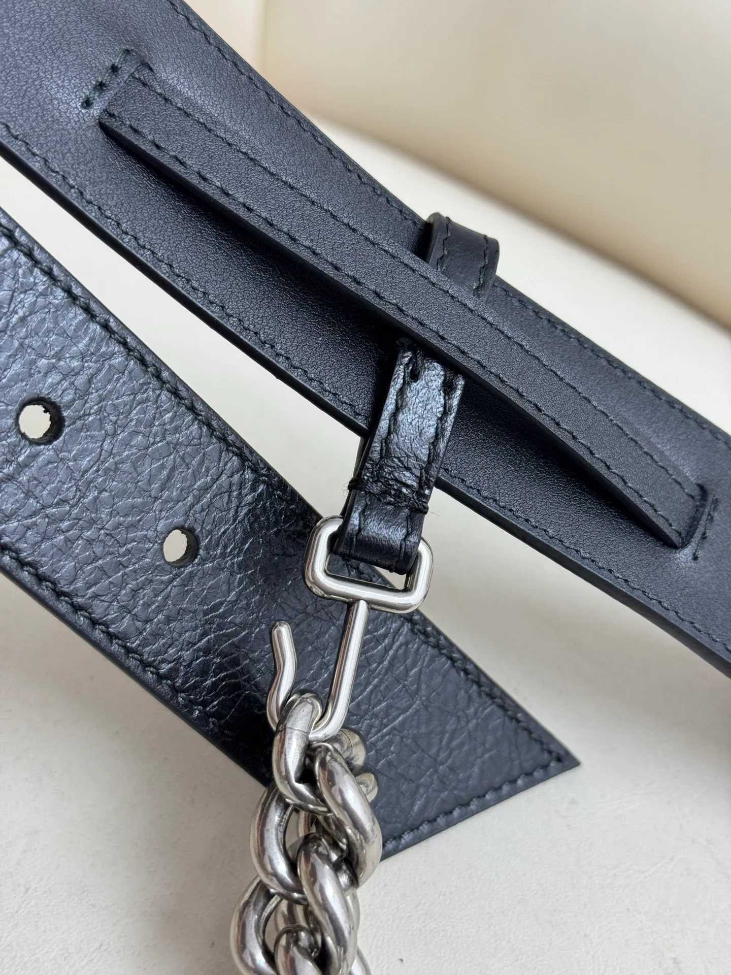 Balenciaga width 3.5cm is a French luxury brand with a status as one of the most influential brands in the fashion industry. The designer originates from: urban fashion trend and unique design style, made of imported calfskin; paired with pure copper retro hardware to make it more attractive. A versatile product worth owning