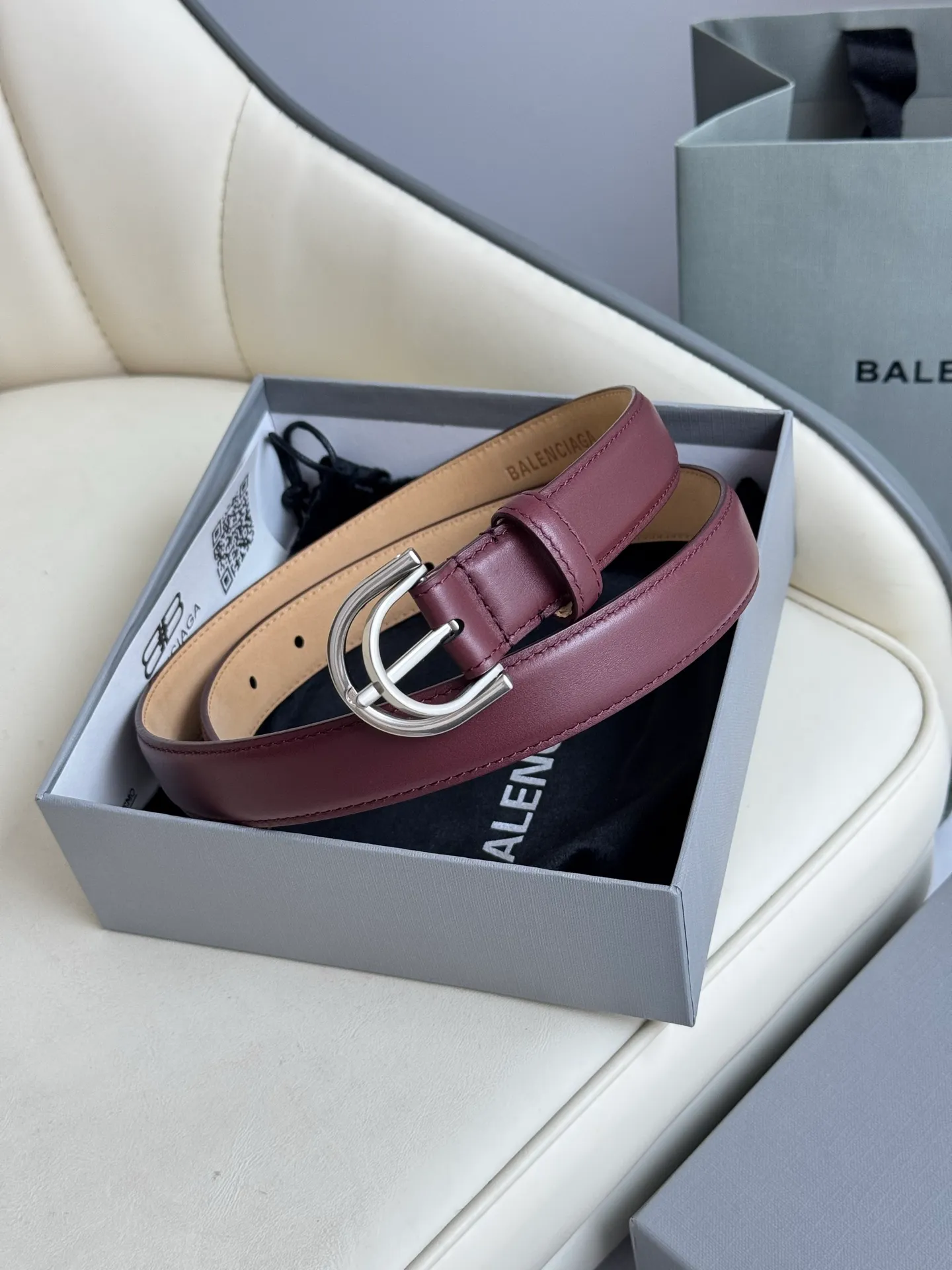 Balenciaga width 2.5cm is a French luxury brand with a status as one of the most influential brands in the fashion industry. The designer originates from: urban fashion trend and unique design style, made of imported calfskin; paired with pure copper retro hardware to make it more attractive. A versatile product worth owning