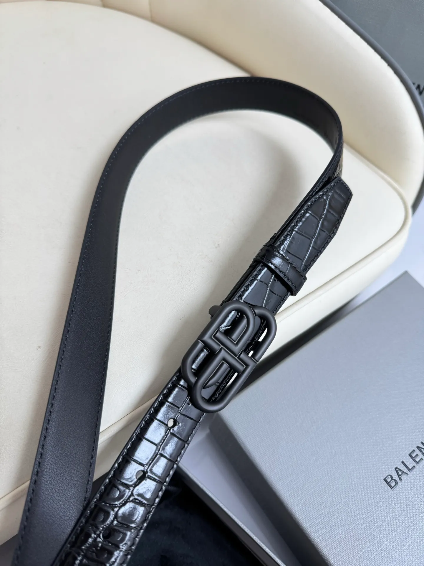 💰460💰Full package💰 💍Purchase level Balenciaga width 2.5cm is a French luxury brand, one of the most influential brands in the fashion industry. The designer originates from: urban fashion trend and unique design style, made of imported calfskin; paired with pure copper retro hardware to make it more attractive. A versatile product worth owning