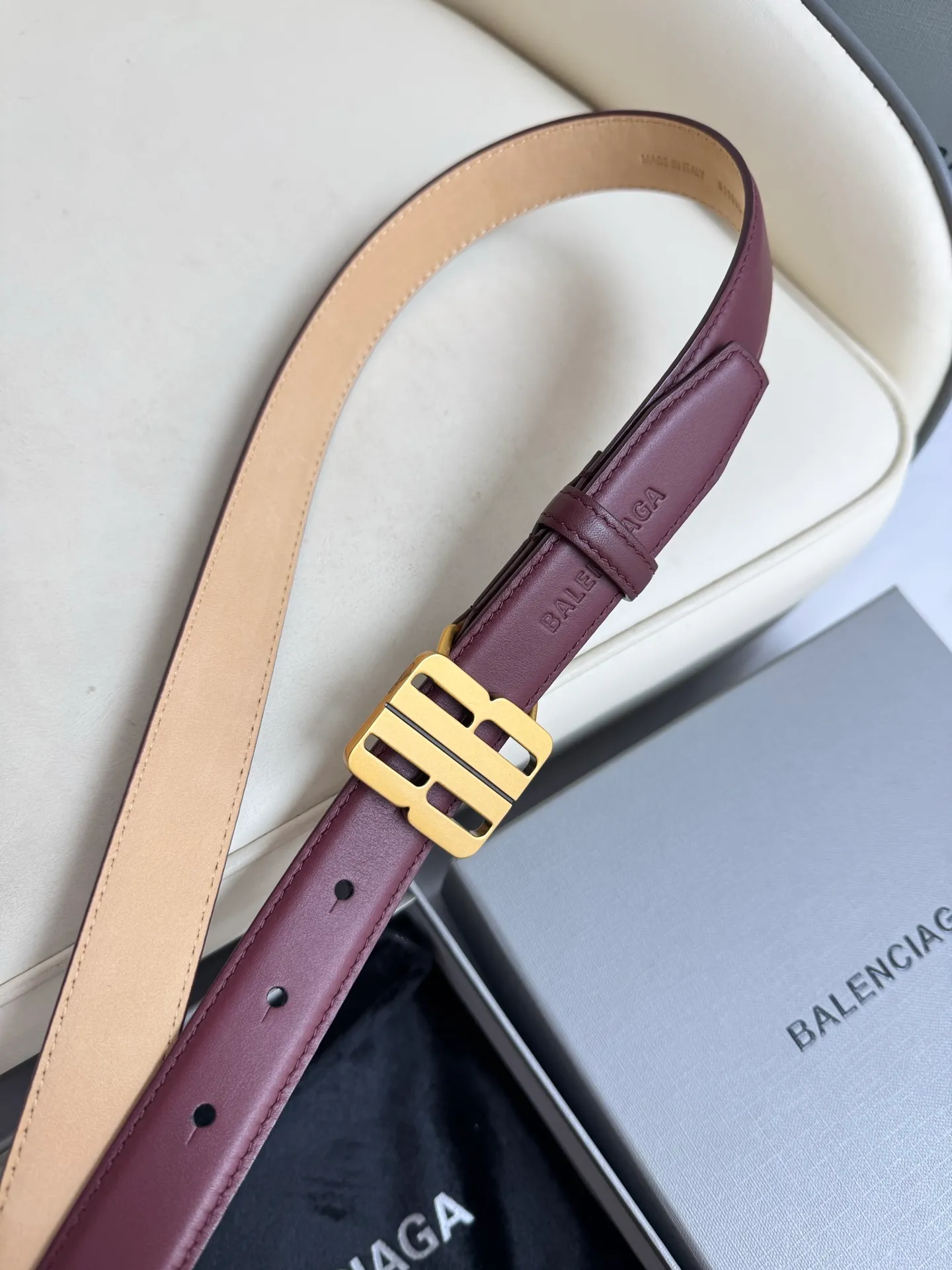 Balenciaga width 2.5cm is a French luxury brand with a status as one of the most influential brands in the fashion industry. The designer originates from: urban fashion trend and unique design style, made of imported calfskin; paired with pure copper retro hardware to make it more attractive. A versatile product worth owning