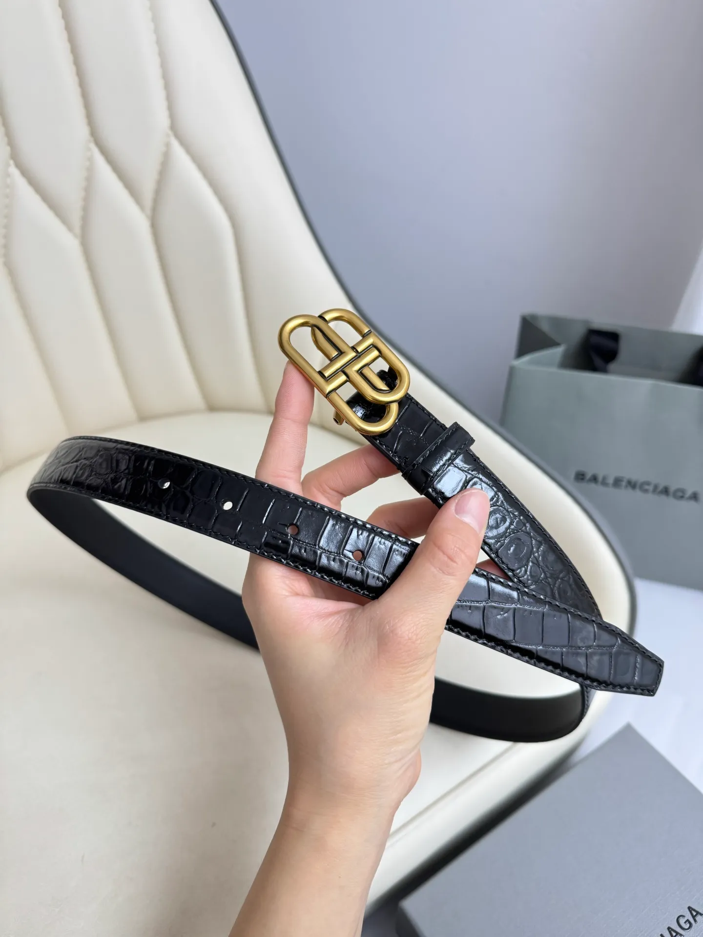 💰460💰Full package💰 💍Purchase level Balenciaga width 2.5cm is a French luxury brand, one of the most influential brands in the fashion industry. The designer originates from: urban fashion trend and unique design style, made of imported calfskin; paired with pure copper retro hardware to make it more attractive. A versatile product worth owning
