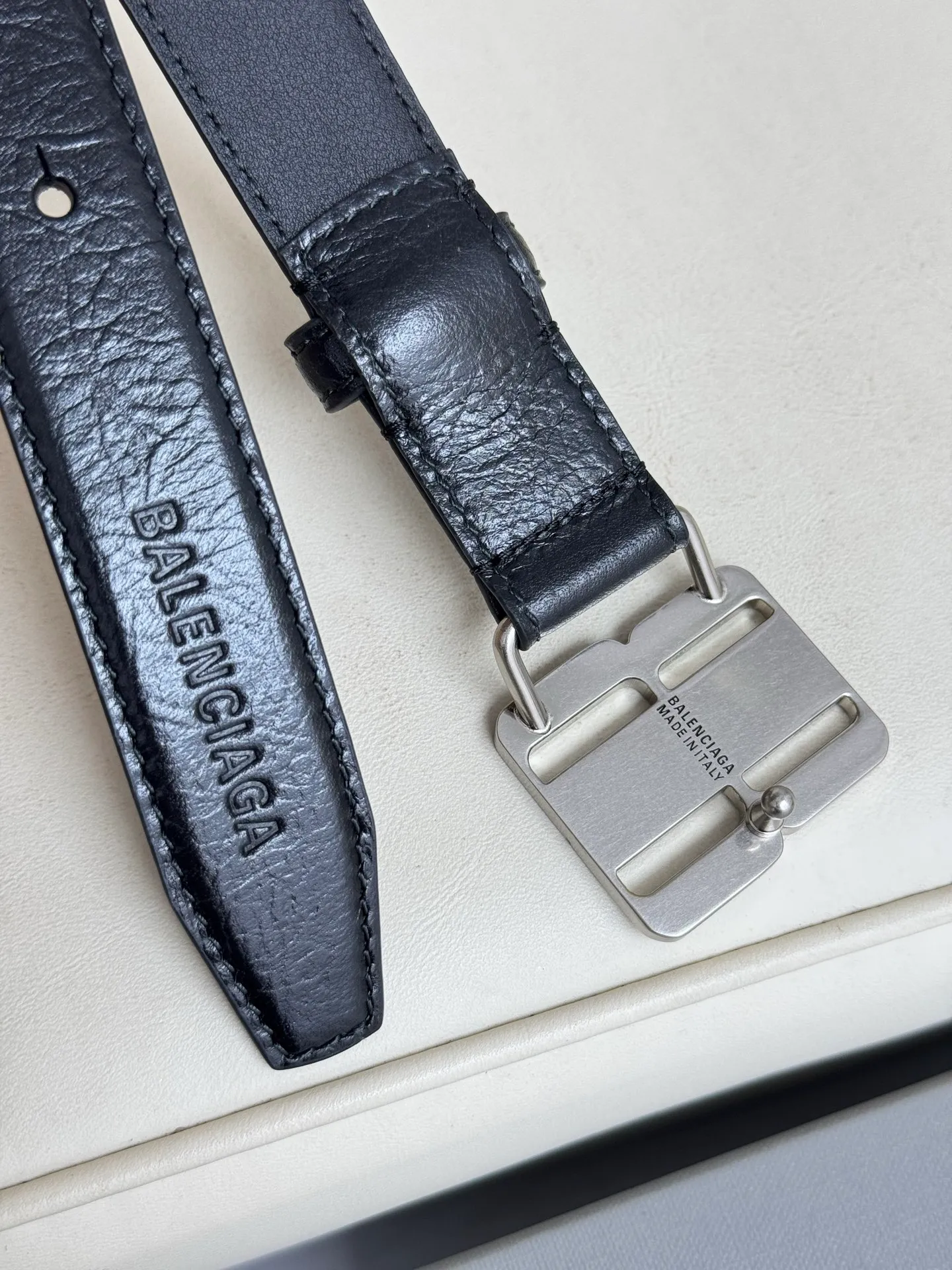 Balenciaga width 2.5cm is a French luxury brand with a status as one of the most influential brands in the fashion industry. The designer originates from: urban fashion trend and unique design style, made of imported calfskin; paired with pure copper retro hardware to make it more attractive. A versatile product worth owning