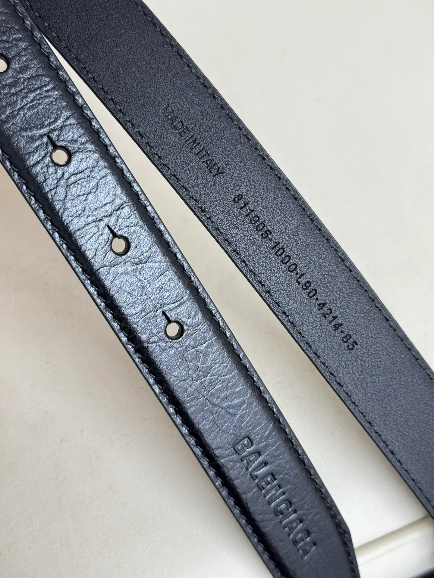 Balenciaga width 2.5cm is a French luxury brand with a status as one of the most influential brands in the fashion industry. The designer originates from: urban fashion trend and unique design style, made of imported calfskin; paired with pure copper retro hardware to make it more attractive. A versatile product worth owning