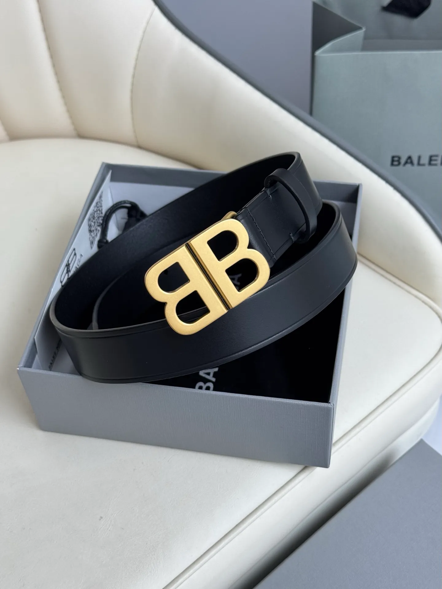 💰480💰Full package💰 💍Purchase level Balenciaga width 3.0cm is a French luxury brand, one of the most influential brands in the fashion industry. The designer originates from: urban fashion trend and unique design style, made of imported calfskin; paired with pure copper retro hardware to make it more attractive. A versatile product worth owning