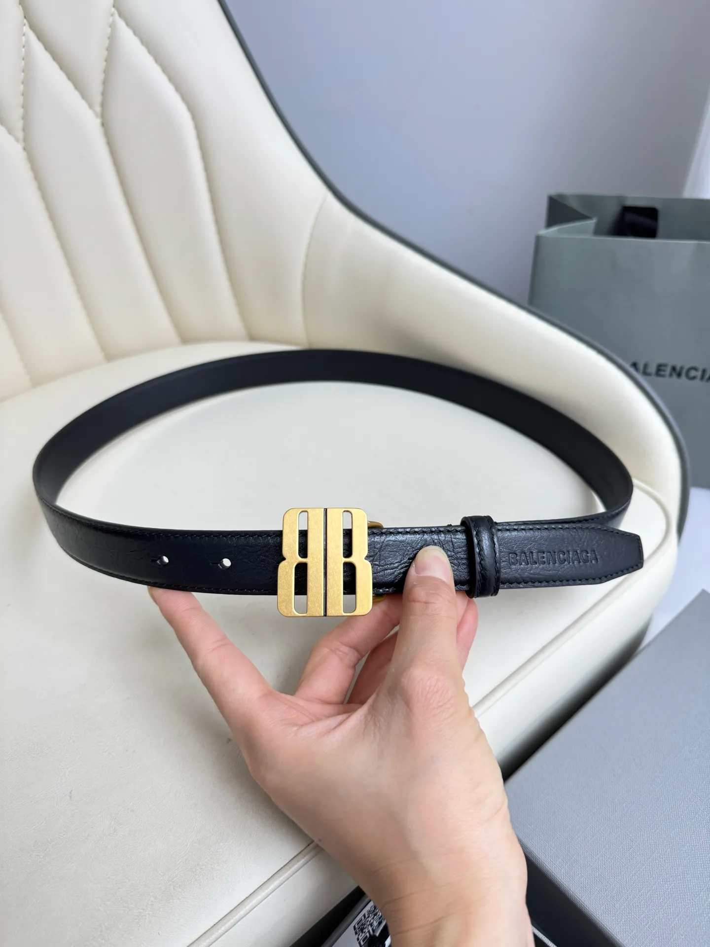 Balenciaga width 2.5cm is a French luxury brand with a status as one of the most influential brands in the fashion industry. The designer originates from: urban fashion trend and unique design style, made of imported calfskin; paired with pure copper retro hardware to make it more attractive. A versatile product worth owning