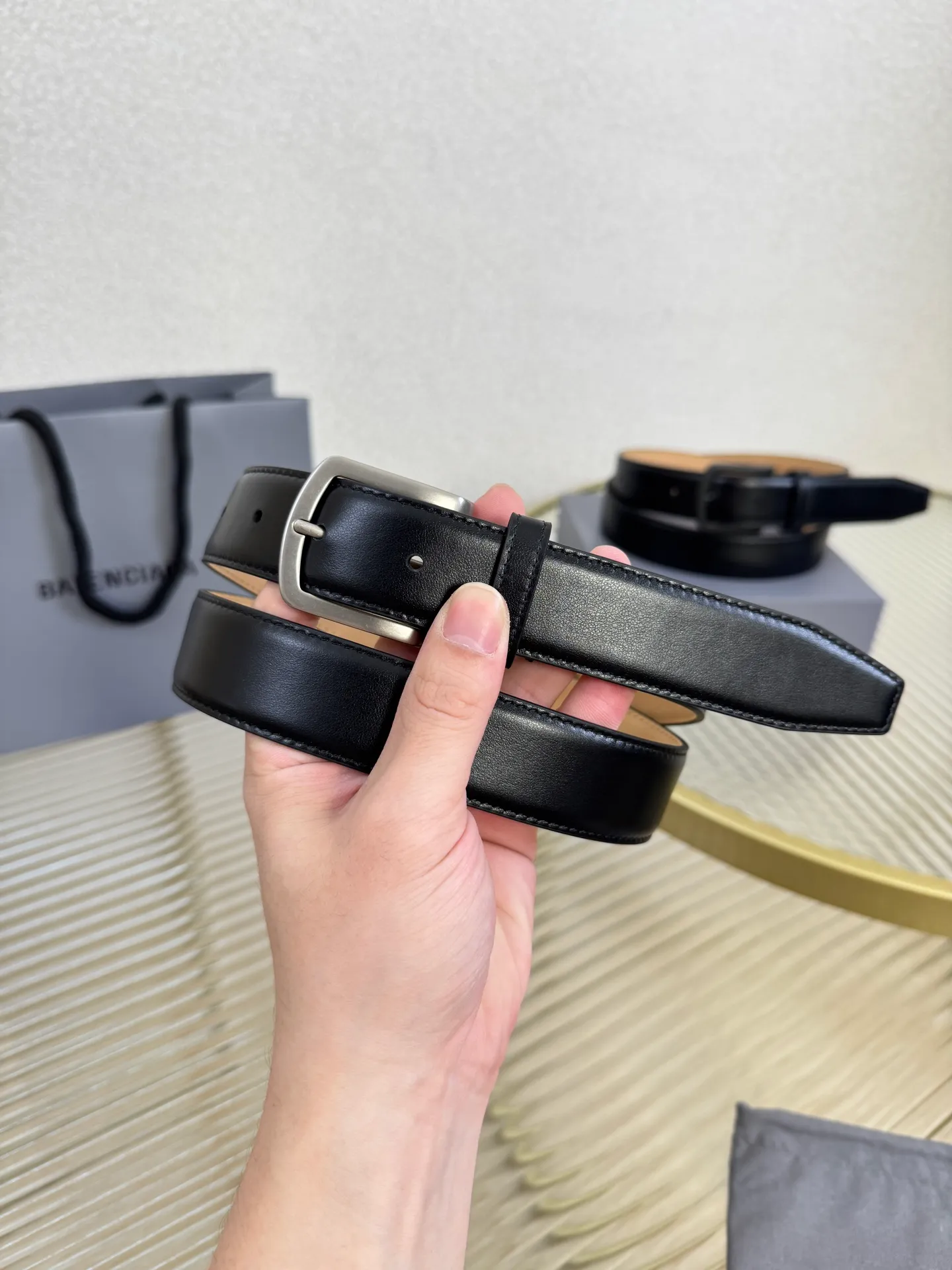 💰480💰Full package💰 💍Purchase level Balenciaga width 3.0cm is a French luxury brand, one of the most influential brands in the fashion industry. The designer originates from: urban fashion trend and unique design style, made of imported calfskin; paired with pure copper retro hardware to make it more attractive. A versatile product worth owning