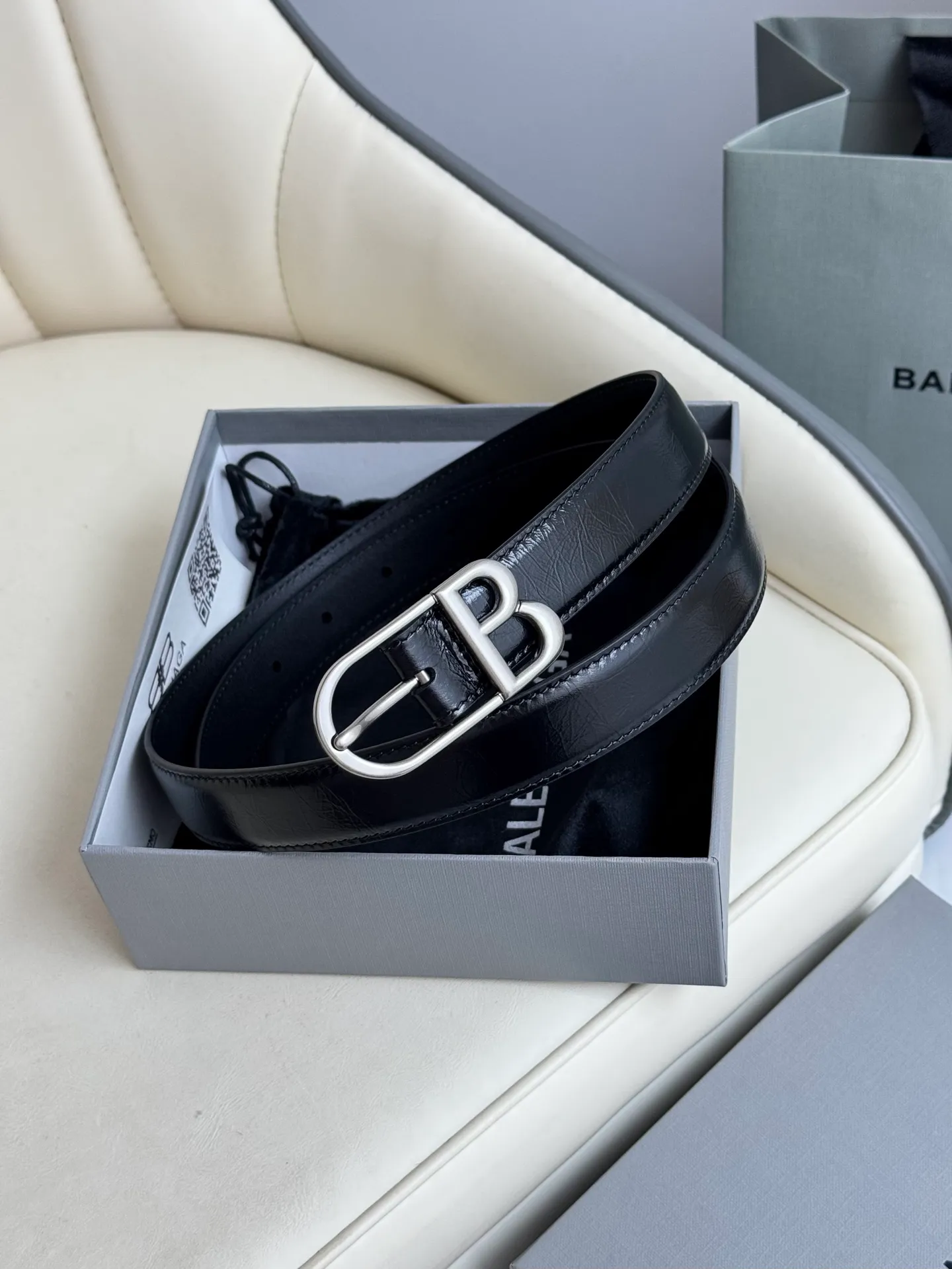 Balenciaga width 2.5cm is a French luxury brand with a status as one of the most influential brands in the fashion industry. The designer originates from: urban fashion trend and unique design style, made of imported calfskin; paired with pure copper retro hardware to make it more attractive. A versatile product worth owning