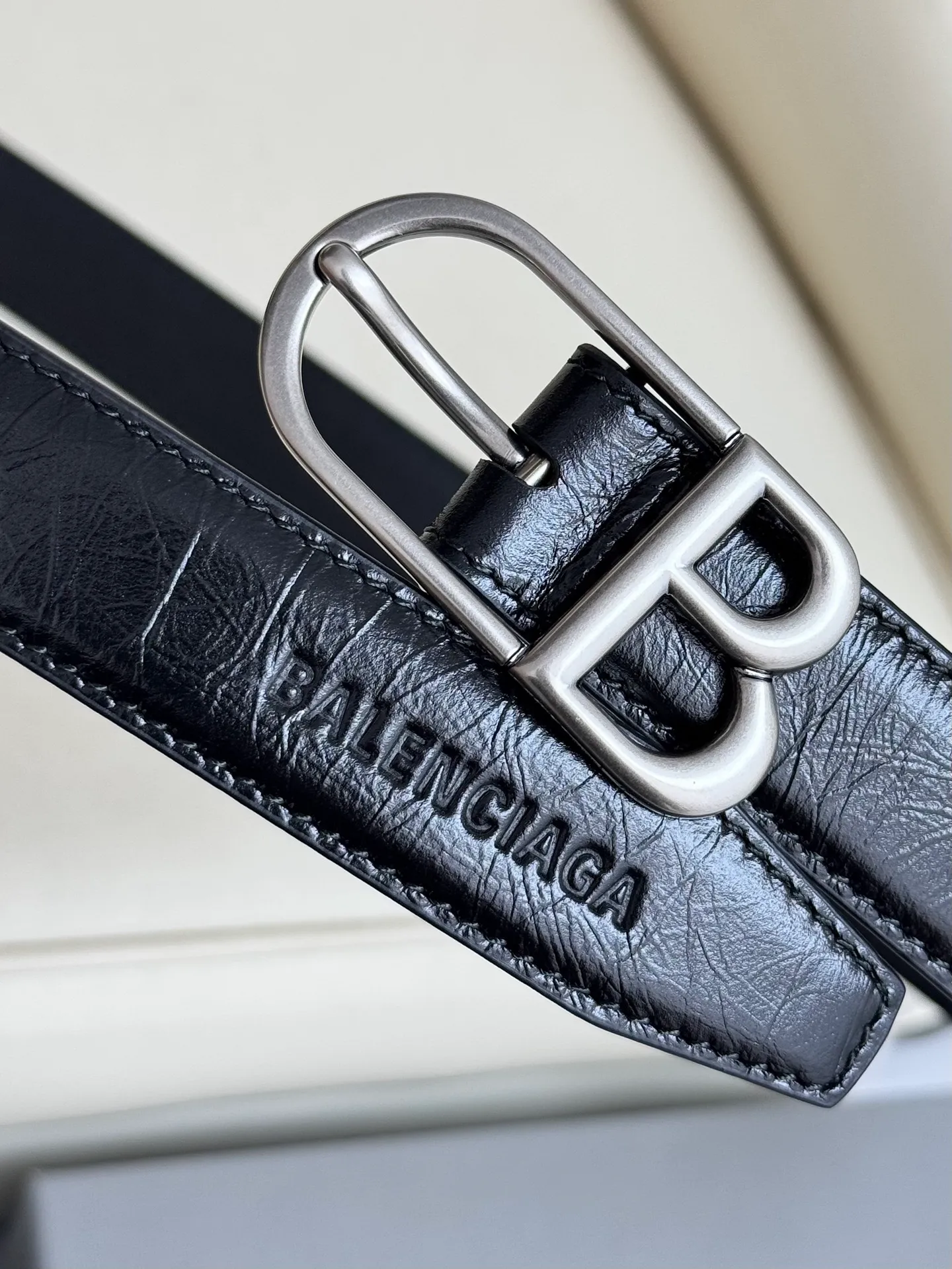 Balenciaga width 2.5cm is a French luxury brand with a status as one of the most influential brands in the fashion industry. The designer originates from: urban fashion trend and unique design style, made of imported calfskin; paired with pure copper retro hardware to make it more attractive. A versatile product worth owning