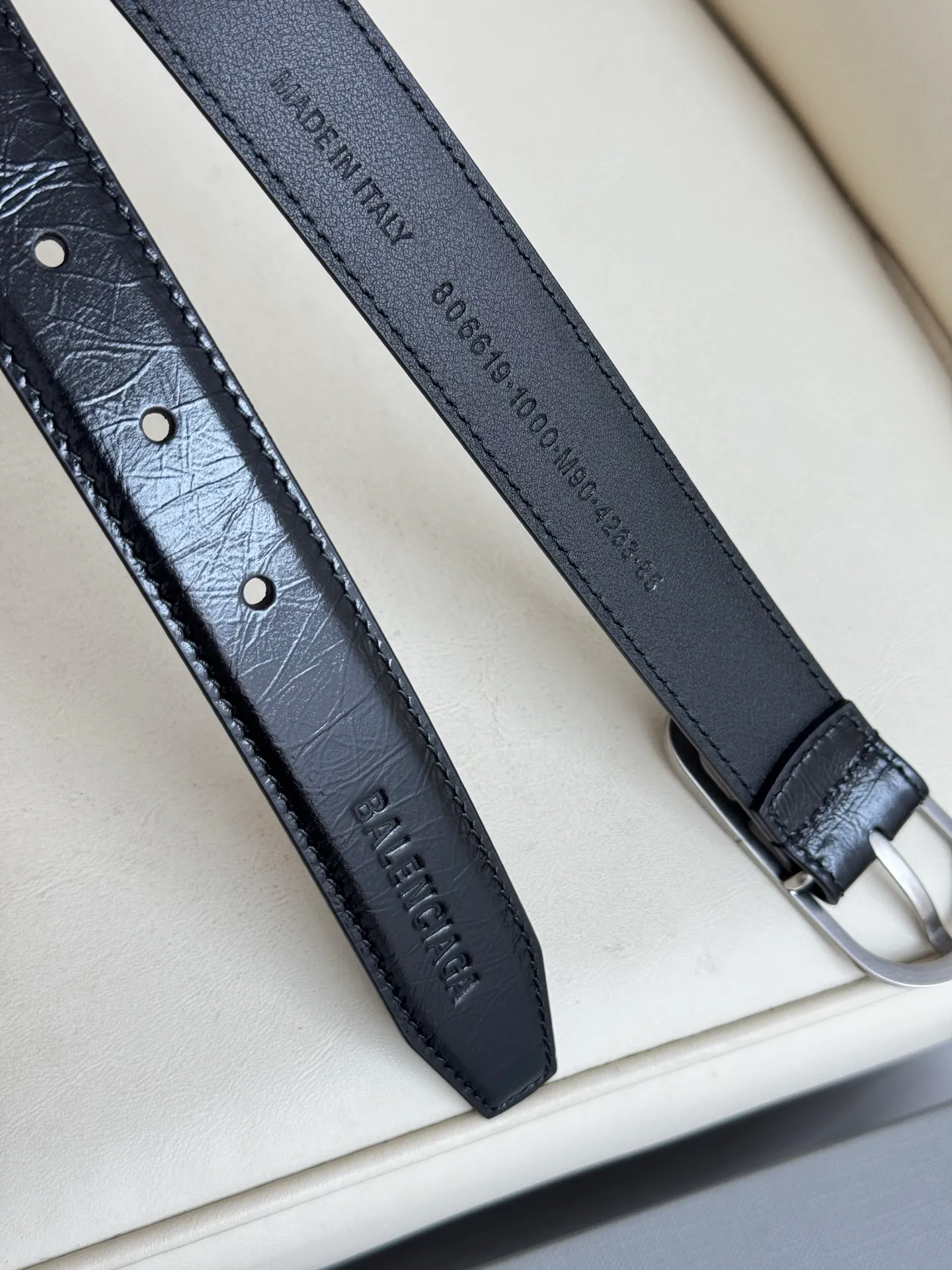 Balenciaga width 2.5cm is a French luxury brand with a status as one of the most influential brands in the fashion industry. The designer originates from: urban fashion trend and unique design style, made of imported calfskin; paired with pure copper retro hardware to make it more attractive. A versatile product worth owning