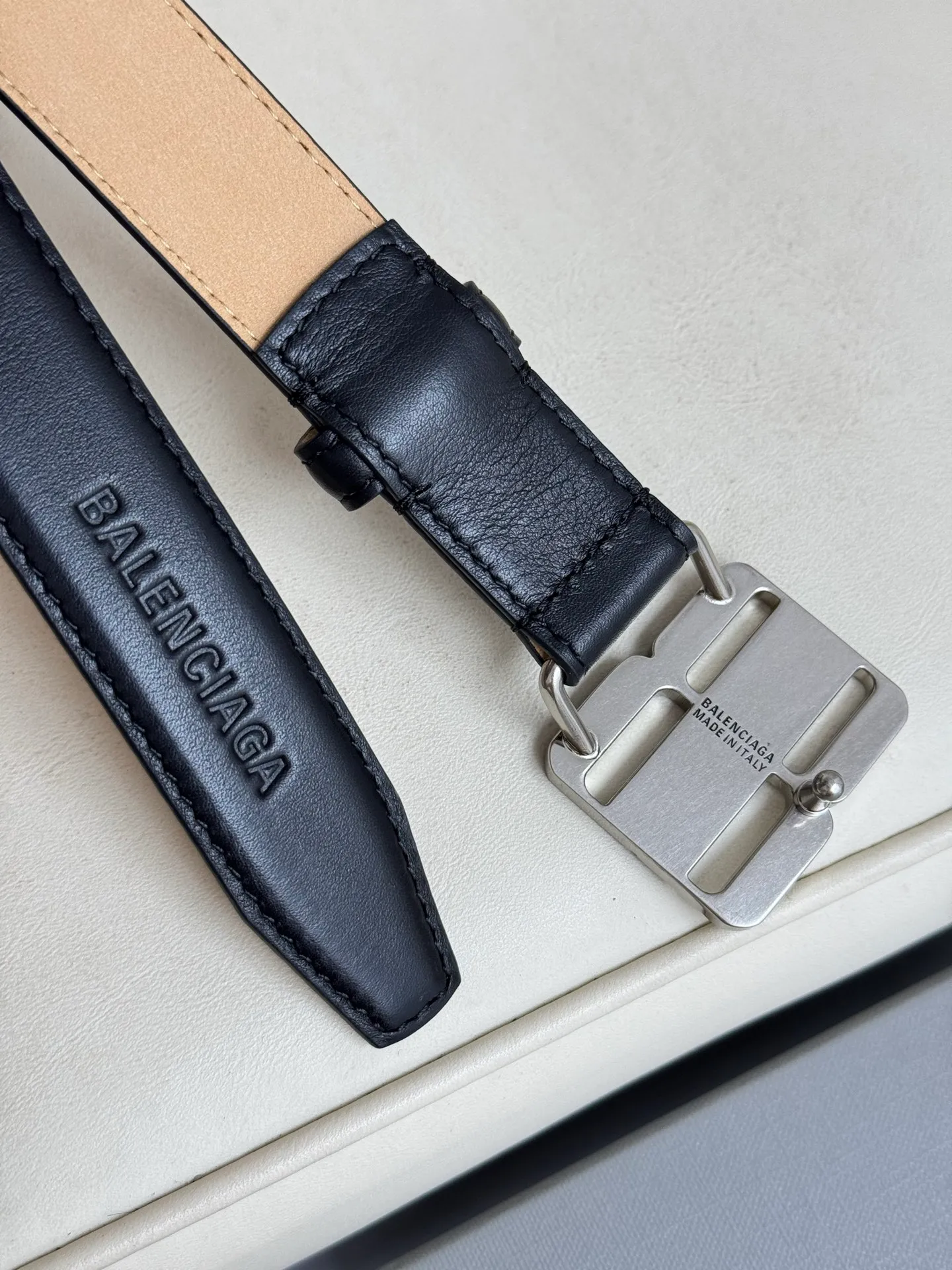 Balenciaga width 2.5cm is a French luxury brand with a status as one of the most influential brands in the fashion industry. The designer originates from: urban fashion trend and unique design style, made of imported calfskin; paired with pure copper retro hardware to make it more attractive. A versatile product worth owning