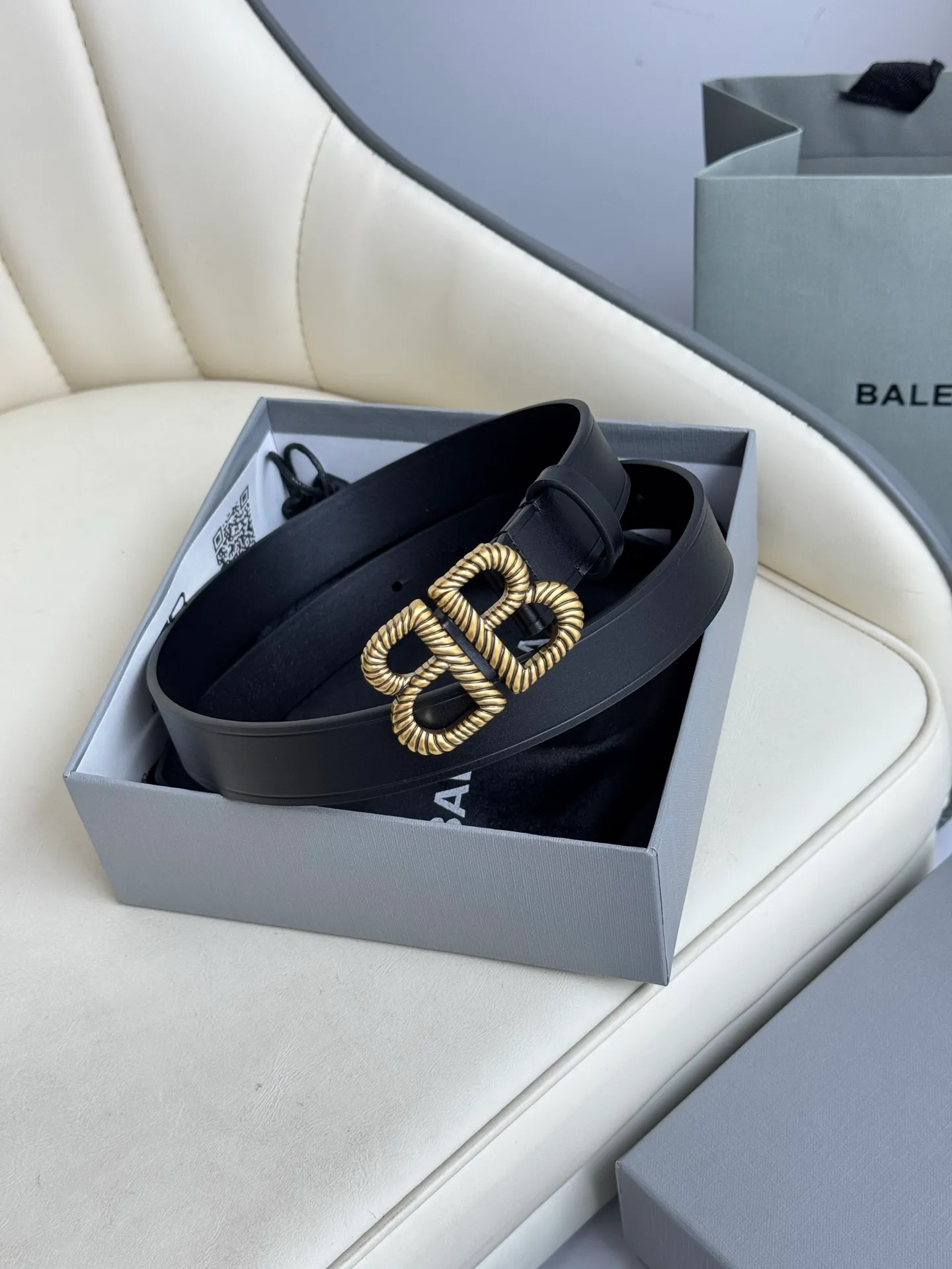 💰480💰Full package💰 💍Purchase level Balenciaga width 2.5cm is a French luxury brand, one of the most influential brands in the fashion industry. The designer originates from: urban fashion trend and unique design style, made of imported calfskin; paired with pure copper retro hardware to make it more attractive. A versatile product worth owning