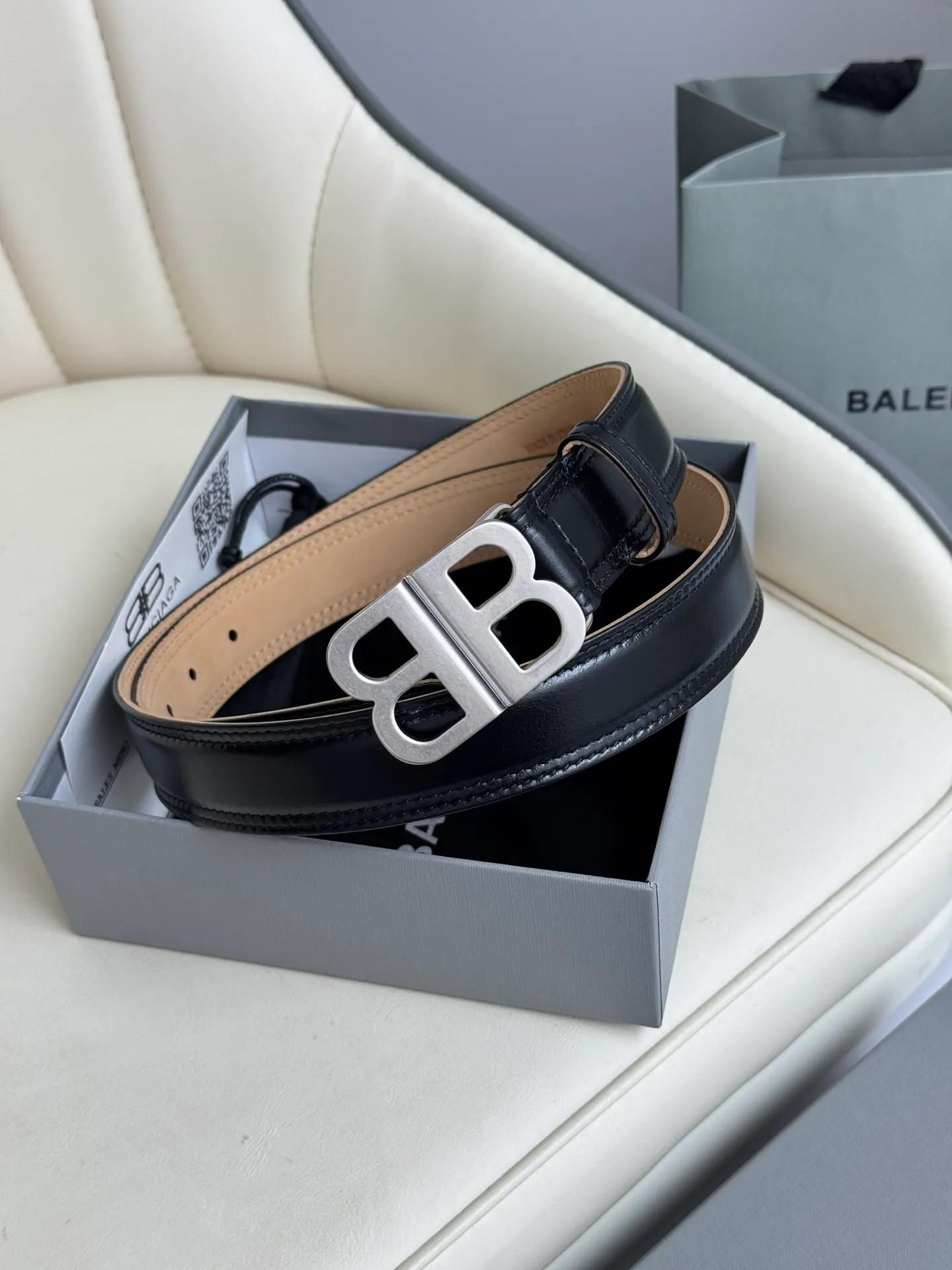 💰480💰Full package💰 💍Purchase level Balenciaga width 3.0cm is a French luxury brand, one of the most influential brands in the fashion industry. The designer originates from: urban fashion trend and unique design style, made of imported calfskin; paired with pure copper retro hardware to make it more attractive. A versatile product worth owning