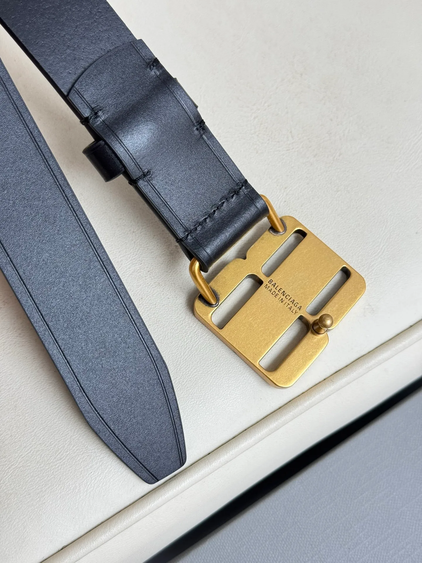 Balenciaga width 2.5cm is a French luxury brand with a status as one of the most influential brands in the fashion industry. The designer originates from: urban fashion trend and unique design style, made of imported calfskin; paired with pure copper retro hardware to make it more attractive. A versatile product worth owning