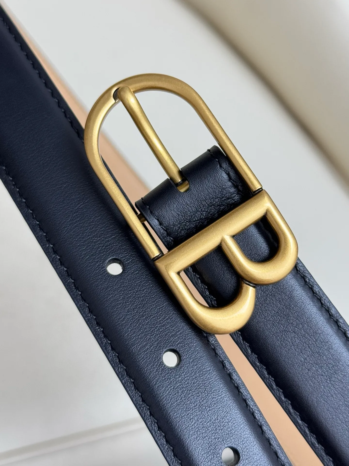 Balenciaga width 2.5cm is a French luxury brand with a status as one of the most influential brands in the fashion industry. The designer originates from: urban fashion trend and unique design style, made of imported calfskin; paired with pure copper retro hardware to make it more attractive. A versatile product worth owning
