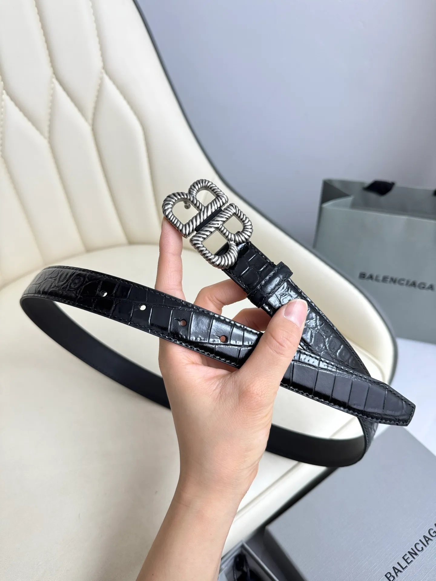 💰480💰Full package💰 💍Purchase level Balenciaga width 2.5cm is a French luxury brand, one of the most influential brands in the fashion industry. The designer originates from: urban fashion trend and unique design style, made of imported calfskin; paired with pure copper retro hardware to make it more attractive. A versatile product worth owning