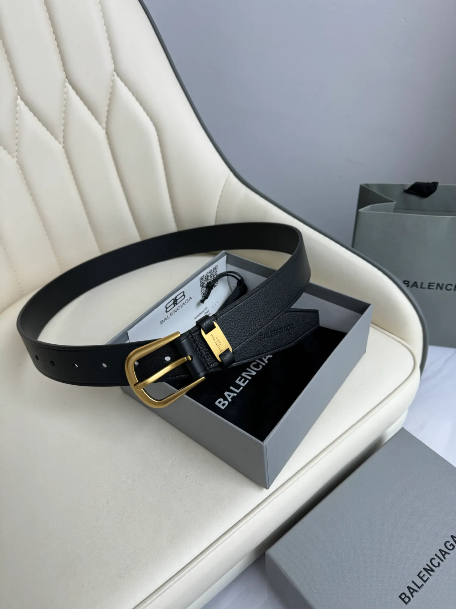💰480💰Full package💰 💍Purchase level Balenciaga width 3.5cm is a French luxury brand, one of the most influential brands in the fashion industry. The designer originates from: urban fashion trend and unique design style, made of imported calfskin; paired with pure copper retro hardware to make it more attractive. A versatile product worth owning