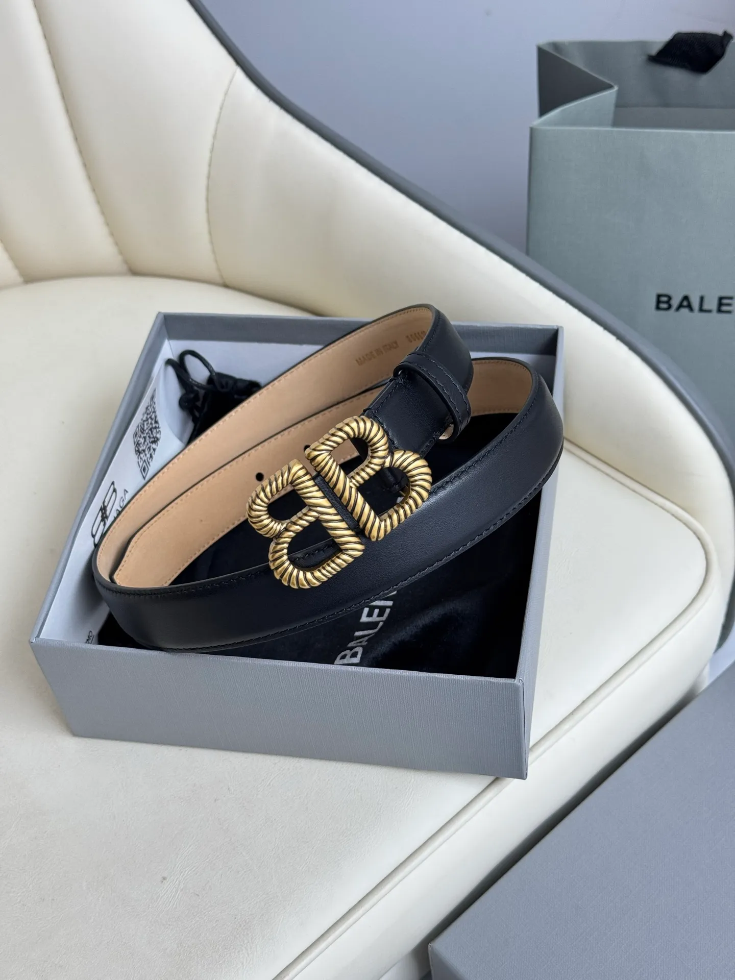 💰480💰Full package💰 💍Purchase level Balenciaga width 2.5cm is a French luxury brand, one of the most influential brands in the fashion industry. The designer originates from: urban fashion trend and unique design style, made of imported calfskin; paired with pure copper retro hardware to make it more attractive. A versatile product worth owning