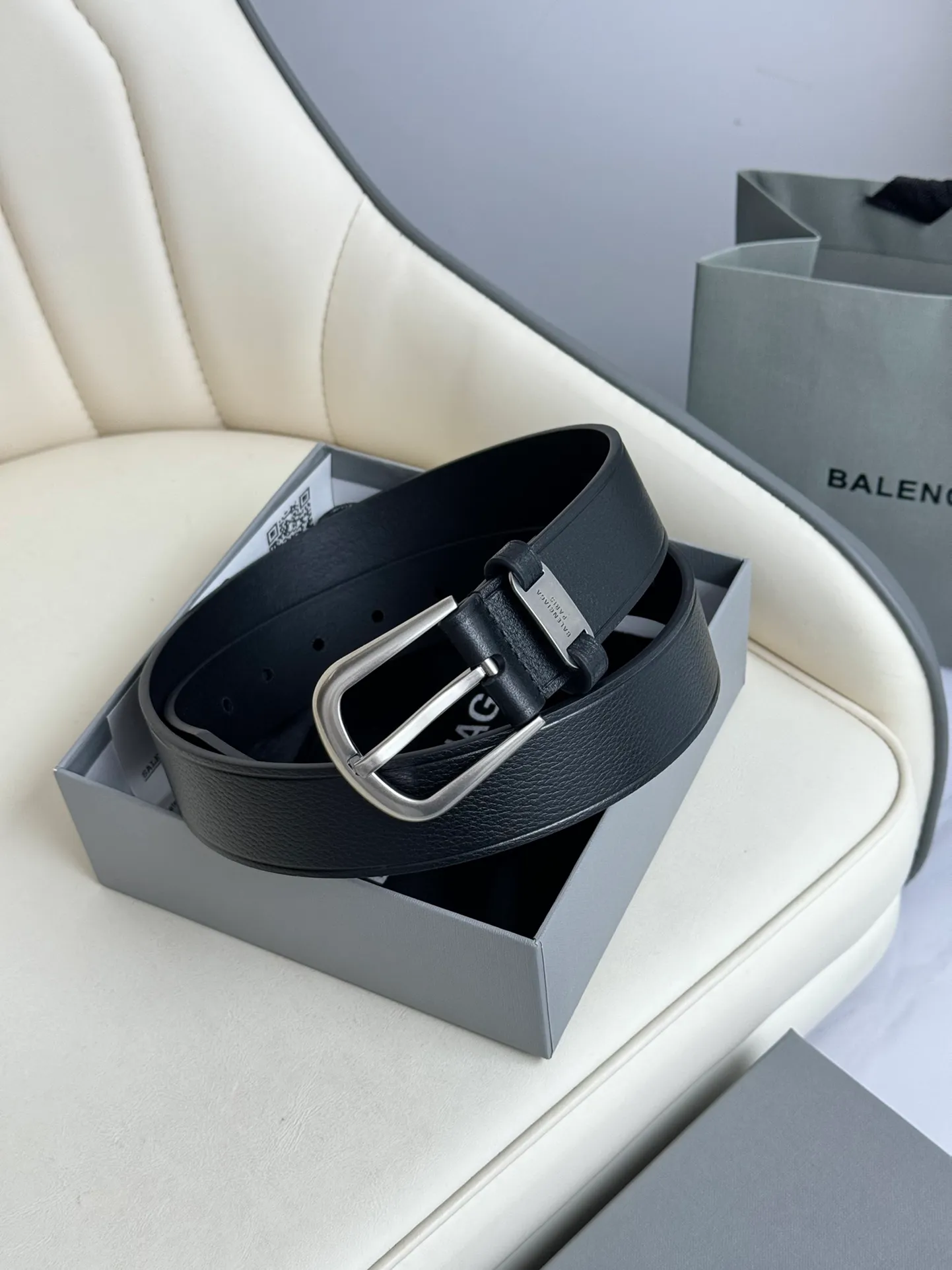 💰480💰Full package💰 💍Purchase level Balenciaga width 3.5cm is a French luxury brand, one of the most influential brands in the fashion industry. The designer originates from: urban fashion trend and unique design style, made of imported calfskin; paired with pure copper retro hardware to make it more attractive. A versatile product worth owning