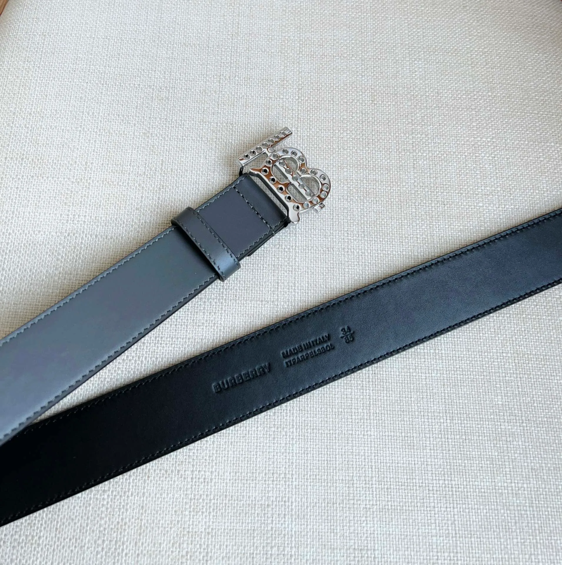💰480💰Full package💰💍Purchasing-grade Burberry counters are newly available at the same time🎉🎉Pladium buckle with punched palladium-plated exclusive logo shape. Made of selected smooth leather. Width: 3.5cm. Refined and elegant, simple and elegant.