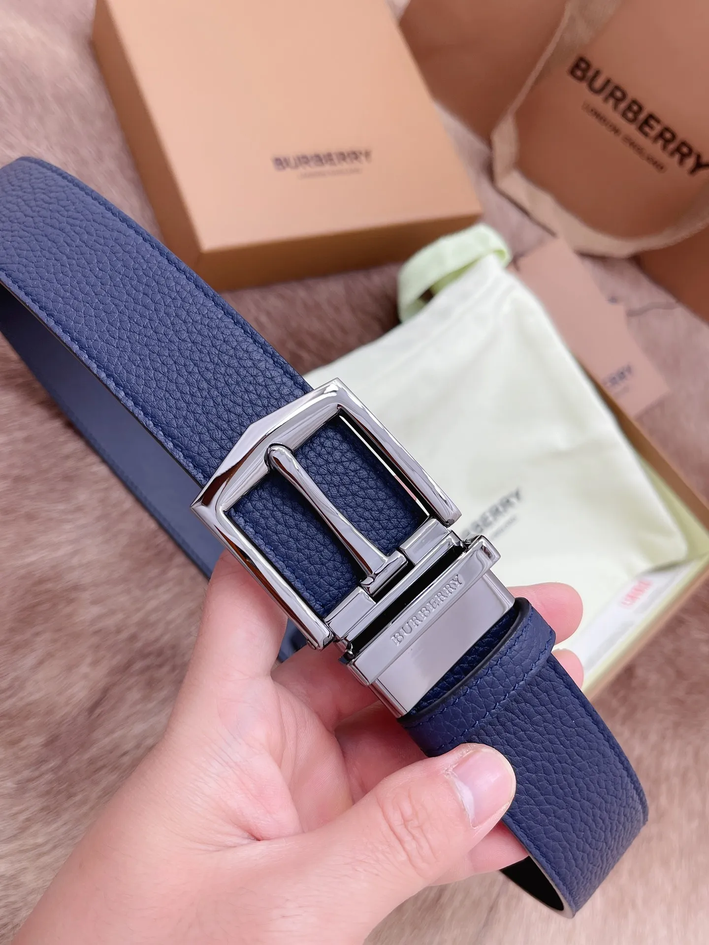 💰400💰Authentic packaging💰 💍Purchase-grade Burberry men's belt. Trading company order exported to Italy. Authentic size 3.5cm. OEM original leather material. Brass hardware vacuum plating to create the original taste of the product!