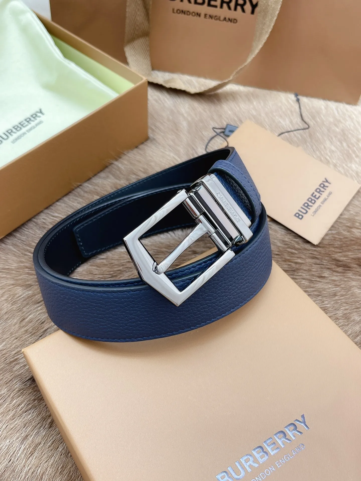 💰400💰Authentic packaging💰 💍Purchase-grade Burberry men's belt. Trading company order exported to Italy. Authentic size 3.5cm. OEM original leather material. Brass hardware vacuum plating to create the original taste of the product!
