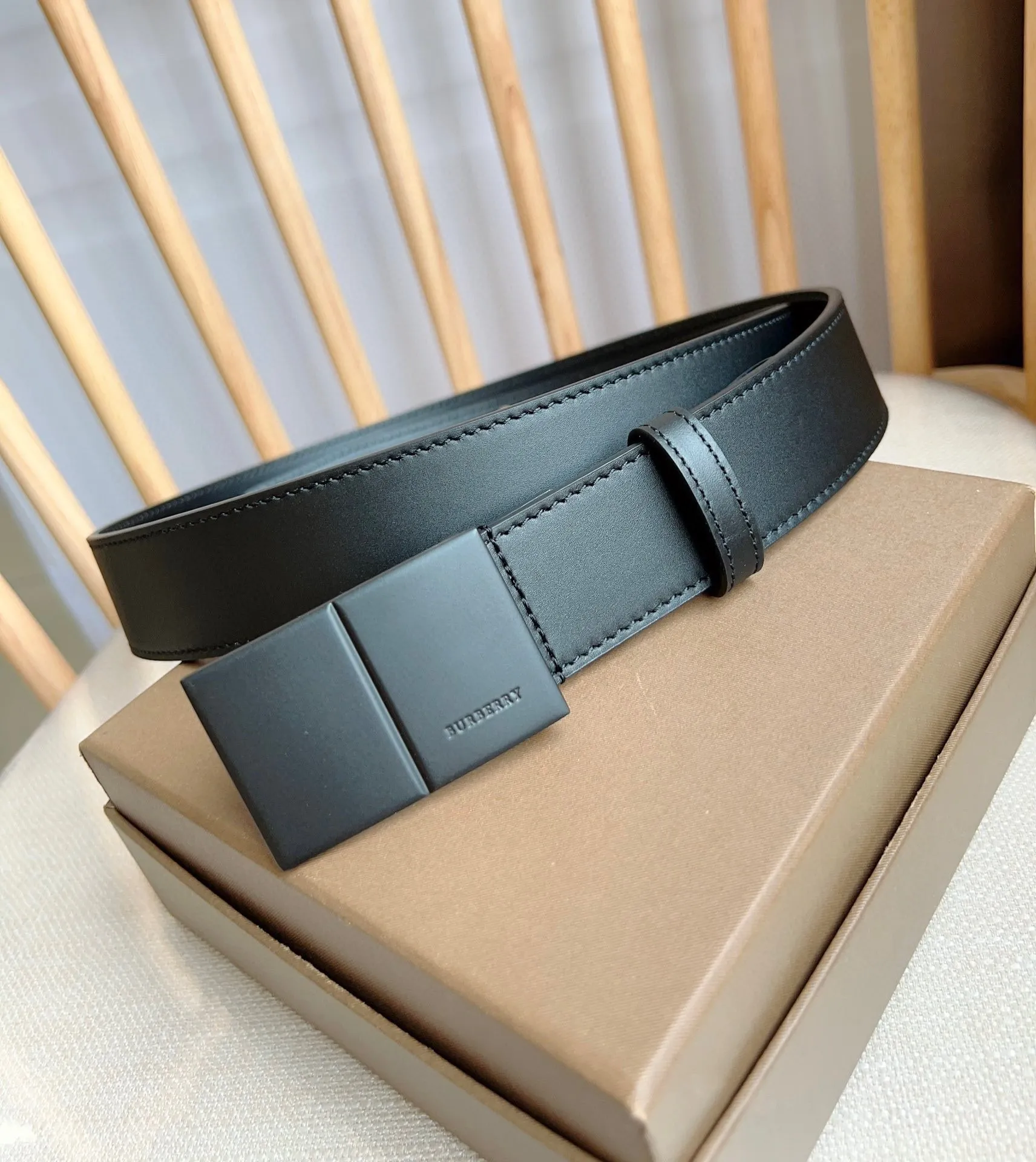 💰480💰Full package💰 💍Purchase level new Burberry⚡️🌹New arrivals at the counter simultaneously🎉 With contrasting topstitching details⚡️🌹Lining with smooth leather⚡️🌹Width 3.5cm Refined and elegant Simple and generous