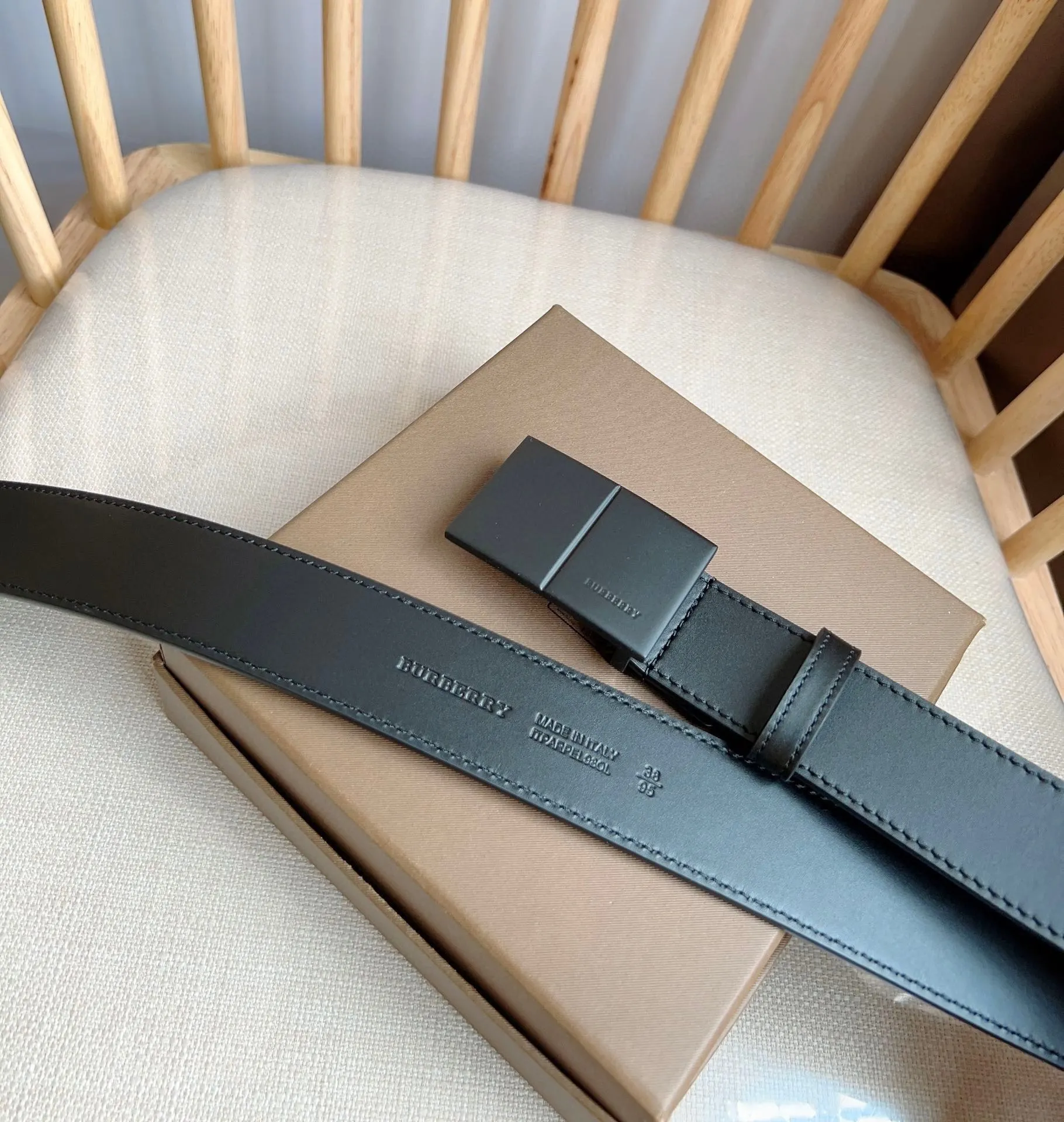 💰480💰Full package💰 💍Purchase level new Burberry⚡️🌹New arrivals at the counter simultaneously🎉 With contrasting topstitching details⚡️🌹Lining with smooth leather⚡️🌹Width 3.5cm Refined and elegant Simple and generous