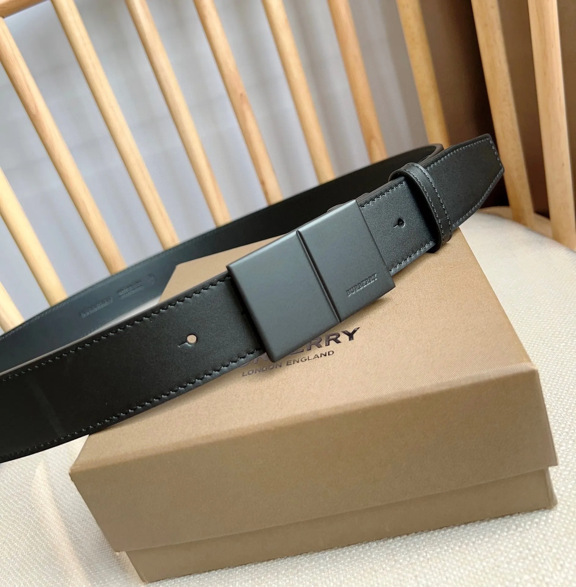 💰480💰Full package💰 💍Purchase level new Burberry⚡️🌹New arrivals at the counter simultaneously🎉 With contrasting topstitching details⚡️🌹Lining with smooth leather⚡️🌹Width 3.5cm Refined and elegant Simple and generous