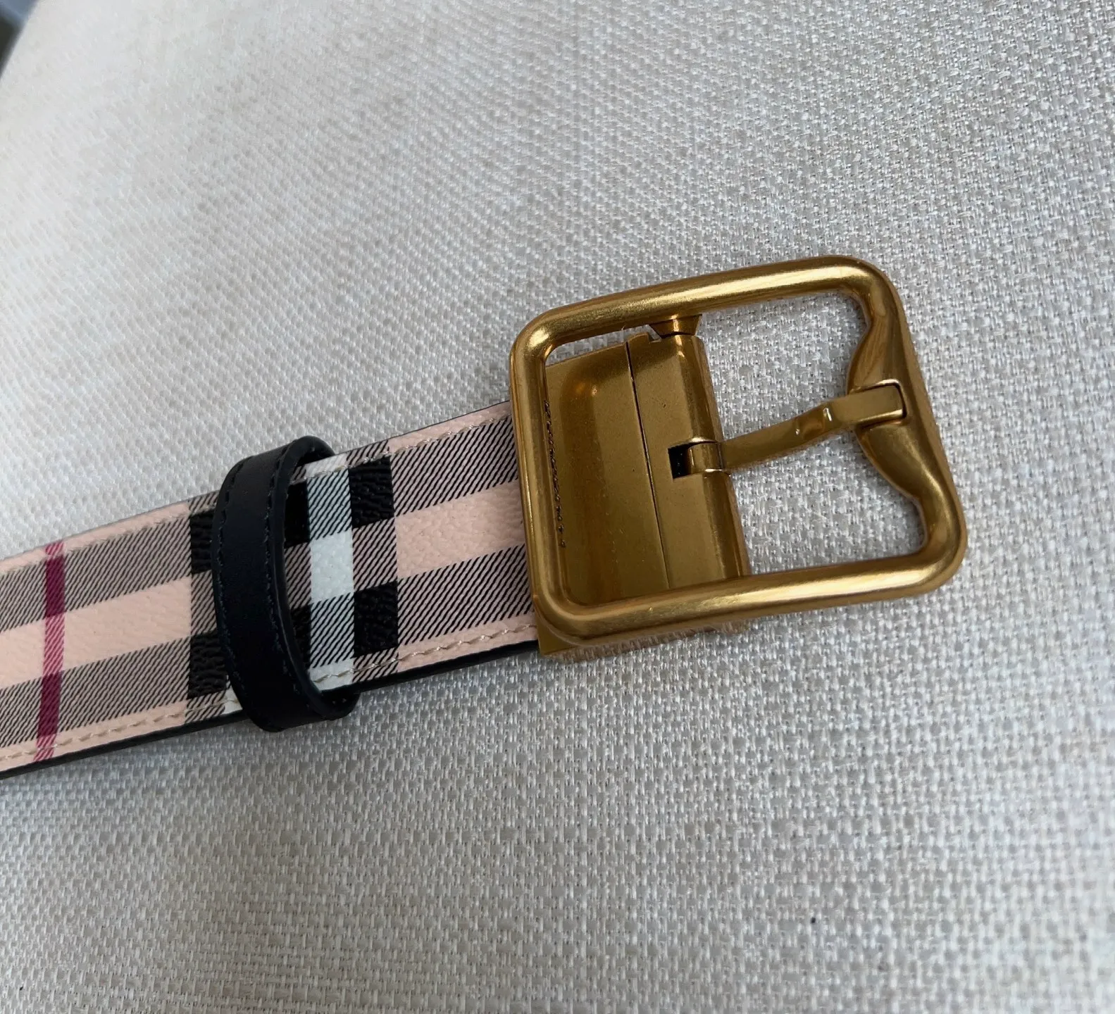 💰480💰Full package💰 💍Purchase level new Burberry ⚡️🌹New arrivals at the counter at the same time🎉🎉Double-sided Italian-made belt. Made of plaid environmentally friendly canvas. The reverse side is made of smooth leather. It is equipped with a palladium-plated exclusive logo pattern plaque buckle. Width: 3.5cm. Exquisite and elegant, simple and elegant.