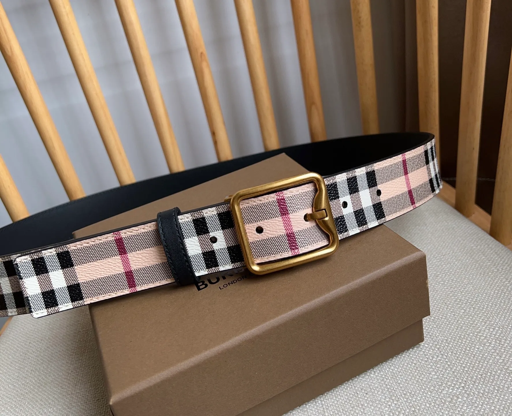 💰480💰Full package💰 💍Purchase level new Burberry ⚡️🌹New arrivals at the counter at the same time🎉🎉Double-sided Italian-made belt. Made of plaid environmentally friendly canvas. The reverse side is made of smooth leather. It is equipped with a palladium-plated exclusive logo pattern plaque buckle. Width: 3.5cm. Exquisite and elegant, simple and elegant.