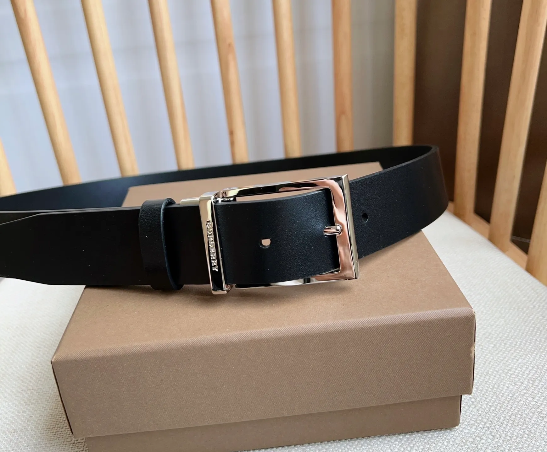 💰480💰Full package💰 💍Purchase level 🆕Burberry counters are newly available at the same time🎉🎉 Italian refined belt made of smooth calfskin fabric with palladium-plated B-shaped buckle Width: 3.5cm Exquisite, elegant, simple and generous