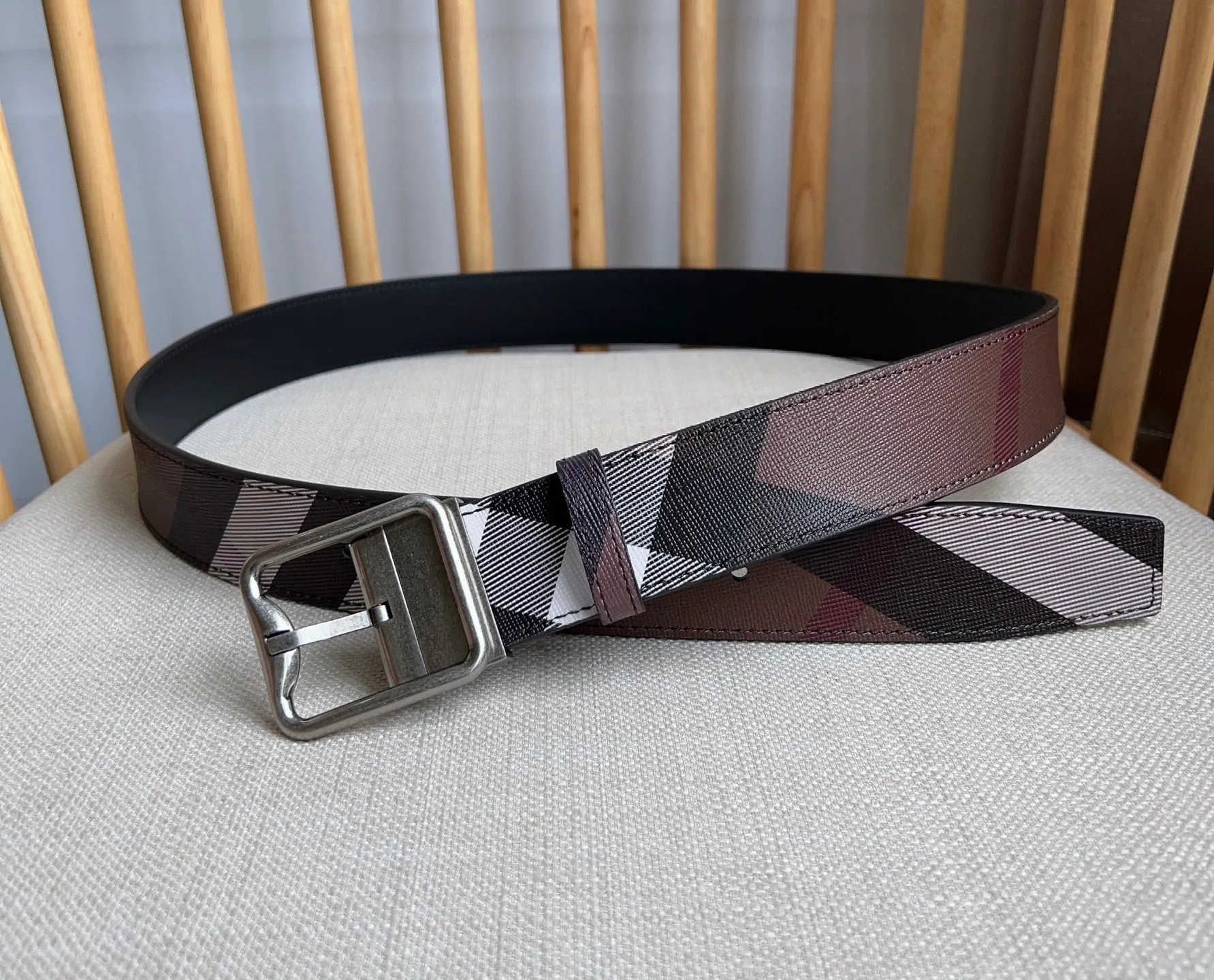 💰480💰Full package💰 💍Purchase level new Burberry ⚡️🌹New arrivals at the counter at the same time🎉🎉Double-sided Italian-made belt. Made of plaid environmentally friendly canvas. The reverse side is made of smooth leather. It is equipped with a palladium-plated exclusive logo pattern plaque buckle. Width: 3.5cm. Exquisite and elegant, simple and elegant.