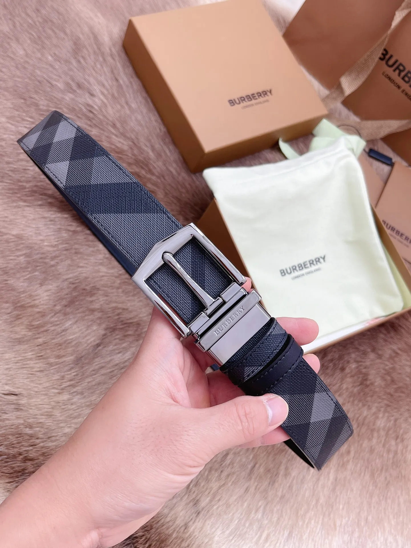 💰440💰Full set of packaging💰 💍Purchase-grade Burberry men's belt. Trading company order exported to Italy. Genuine size 3.5cm. OEM factory original leather material customization. Brass hardware vacuum plating to create the original taste of the product!