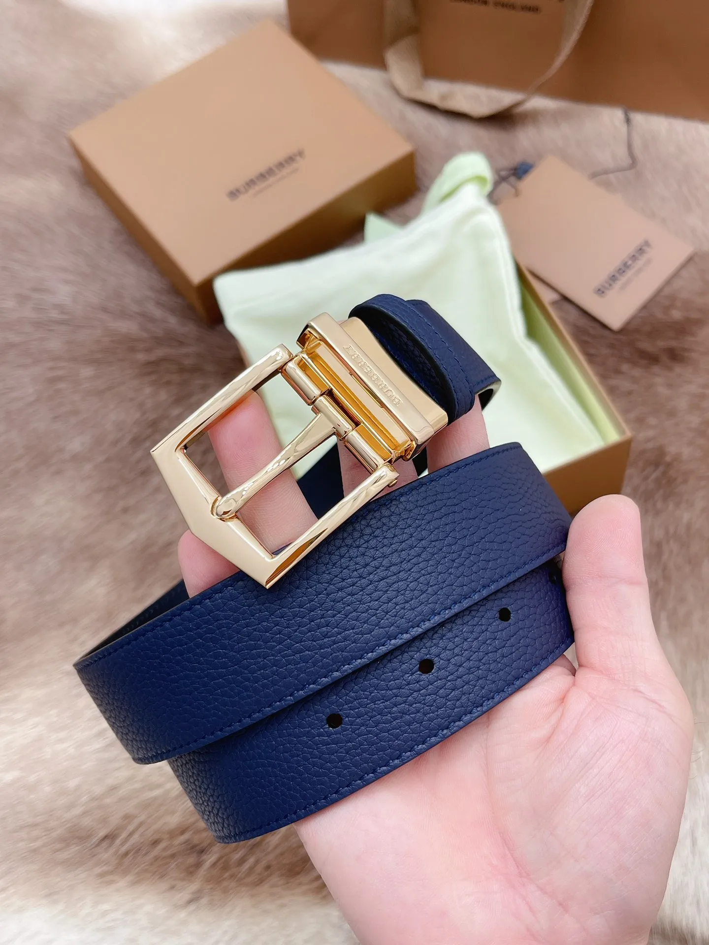 💰400💰Authentic packaging💰 💍Purchase-grade Burberry men's belt. Trading company order exported to Italy. Authentic size 3.5cm. OEM original leather material. Brass hardware vacuum plating to create the original taste of the product!