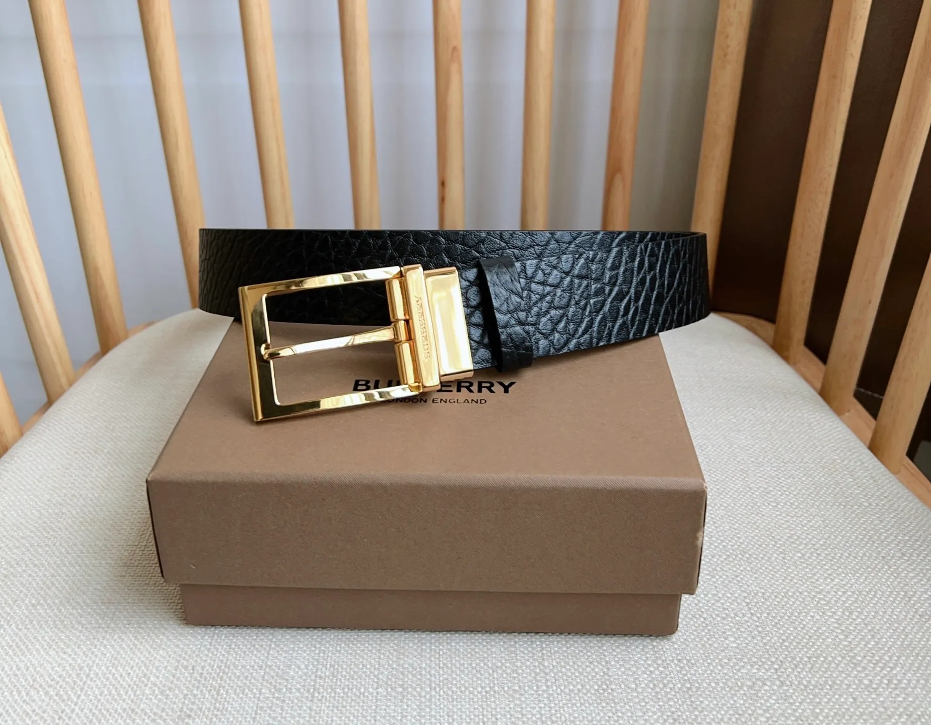 💰480💰Full package💰 💍Purchase level 🆕Burberry counters are newly available at the same time🎉🎉 Italian refined belt made of smooth calfskin fabric with palladium-plated B-shaped buckle Width: 3.5cm Exquisite, elegant, simple and generous