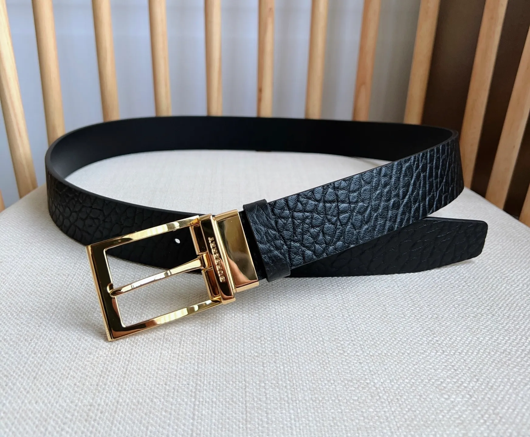 💰480💰Full package💰 💍Purchase level 🆕Burberry counters are newly available at the same time🎉🎉 Italian refined belt made of smooth calfskin fabric with palladium-plated B-shaped buckle Width: 3.5cm Exquisite, elegant, simple and generous