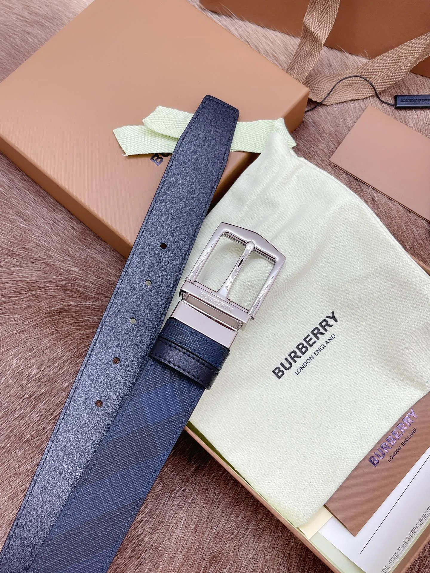 💰440💰Full set of packaging💰 💍Purchase-grade Burberry men's belt. Trading company order exported to Italy. Genuine size 3.5cm. OEM factory original leather material customization. Brass hardware vacuum plating to create the original taste of the product!