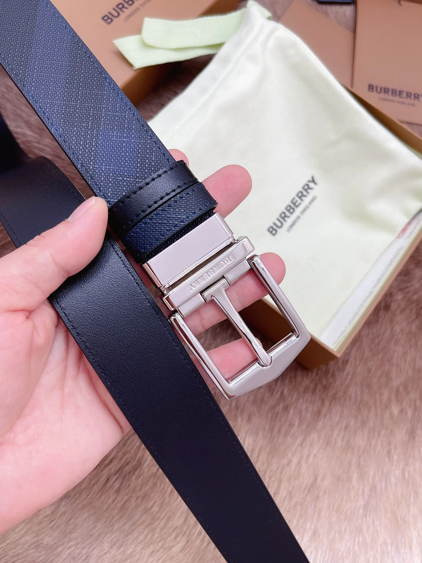 💰440💰Full set of packaging💰 💍Purchase-grade Burberry men's belt. Trading company order exported to Italy. Genuine size 3.5cm. OEM factory original leather material customization. Brass hardware vacuum plating to create the original taste of the product!