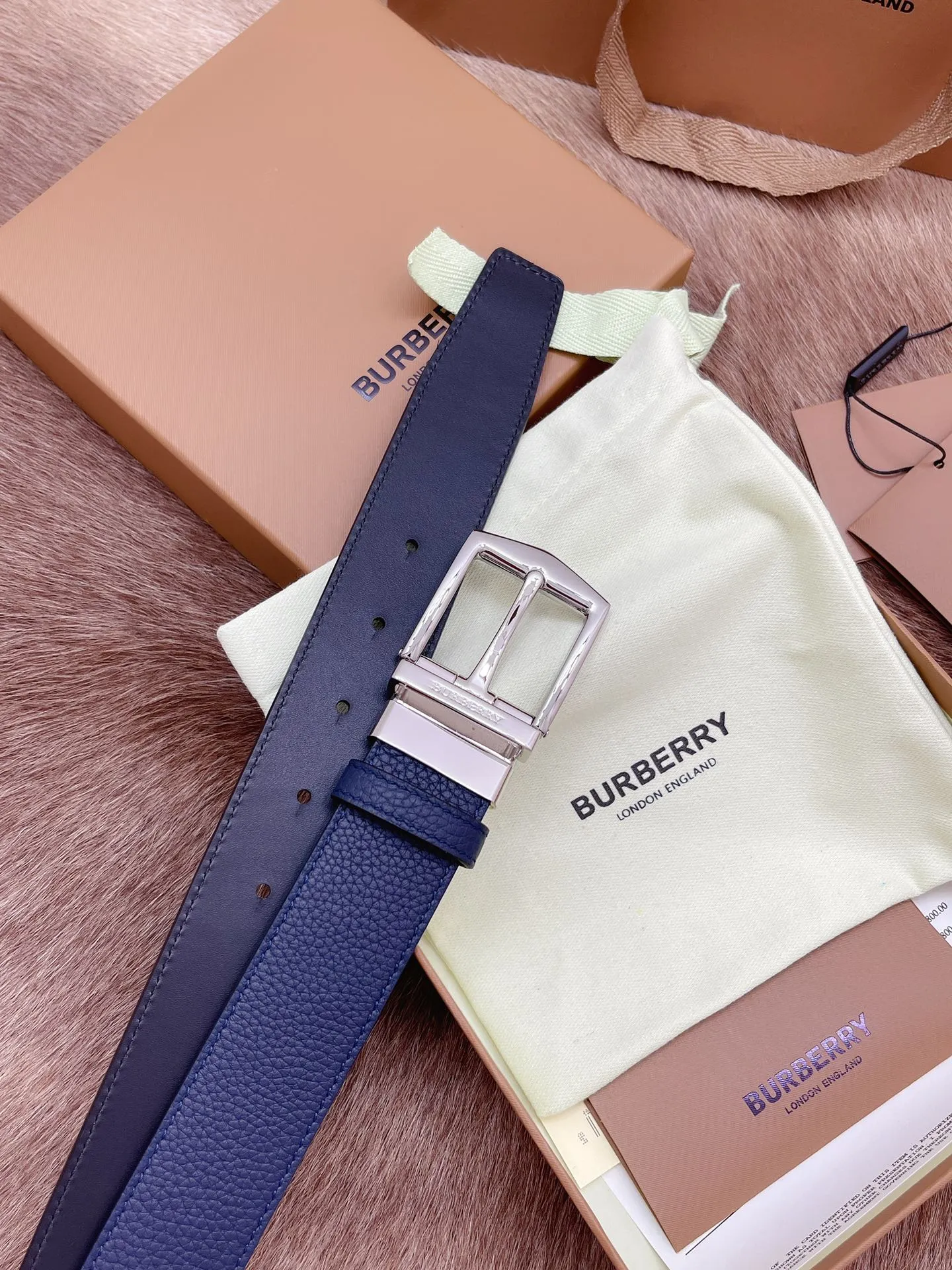 💰400💰Authentic packaging💰 💍Purchase-grade Burberry men's belt. Trading company order exported to Italy. Authentic size 3.5cm. OEM original leather material. Brass hardware vacuum plating to create the original taste of the product!