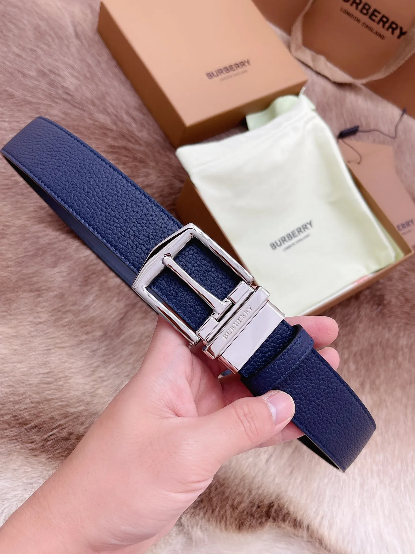 💰400💰Authentic packaging💰 💍Purchase-grade Burberry men's belt. Trading company order exported to Italy. Authentic size 3.5cm. OEM original leather material. Brass hardware vacuum plating to create the original taste of the product!